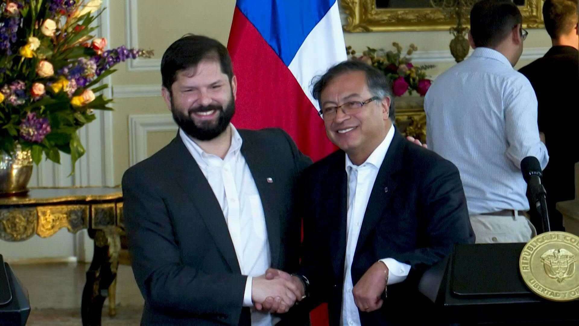 Chile será garante del proceso de paz que retomará el gobierno de Gustavo Petro con el ELN, la última guerrilla reconocida en Colombia, anunció el presidente Gabriel Boric tras un encuentro de los dos mandatarios el lunes en Bogotá.