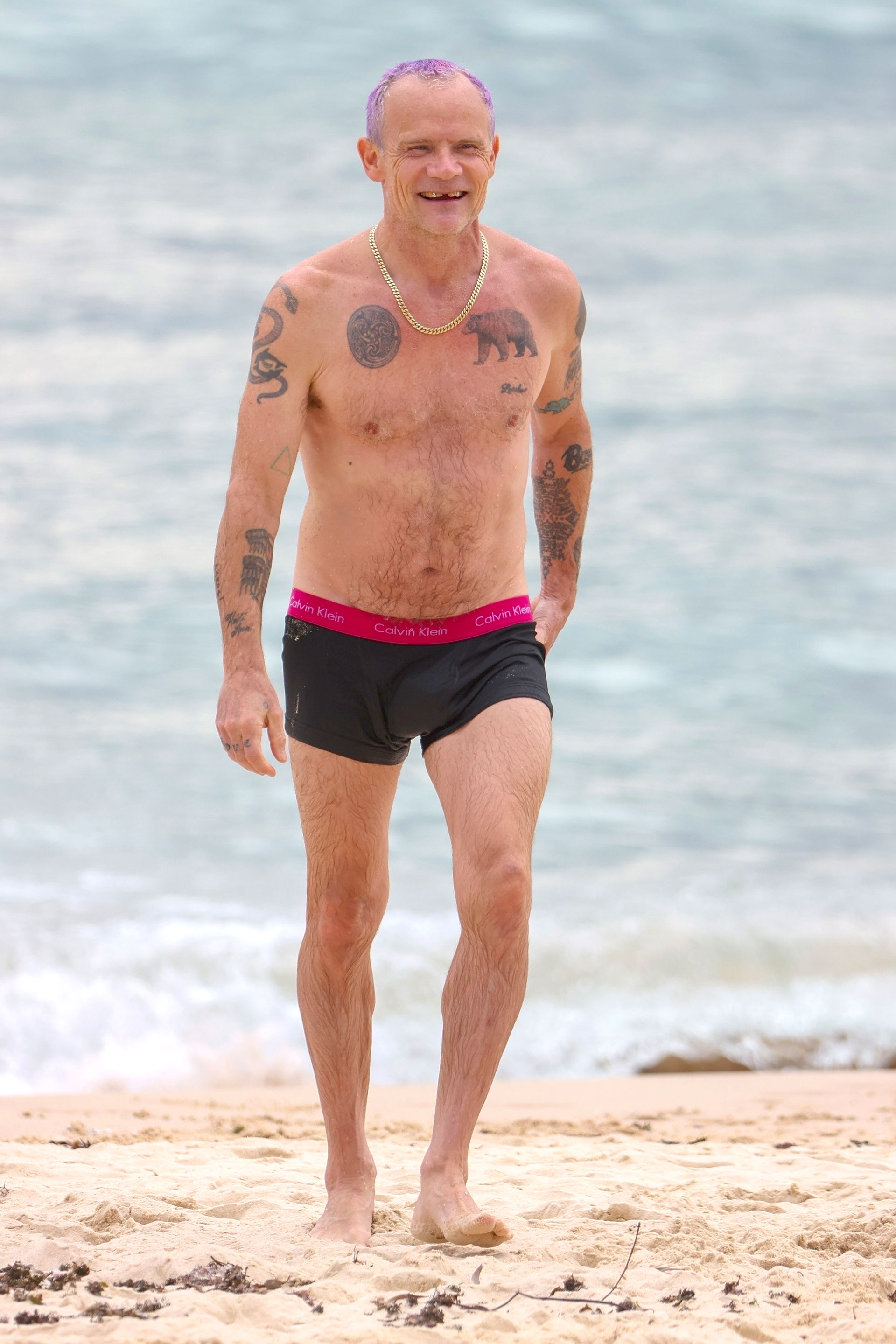 Flea, el bajista de los Red Hot Chili Peppers, disfrutó de un día de sol en las playas de Sydney. El músico descansó, se refrescó en el mar y también saludó de manera cordial a un grupo de fanáticas que se acercó a saludarlo