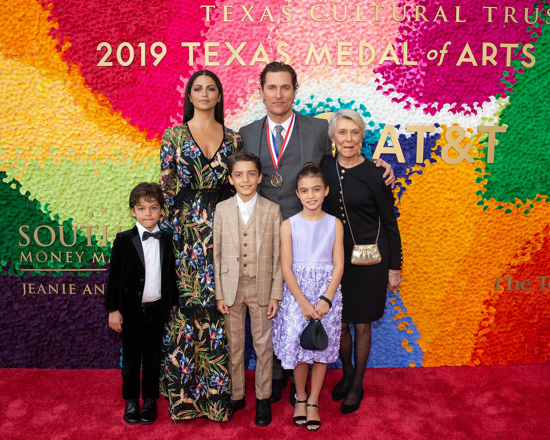 Matthew McConaughey con su familia: su esposa Camila Alves, sus hijos Levi, Livingston y Vida, y su madre, Kay McCabe (Suzanne Cordeiro/ Shutterstock)