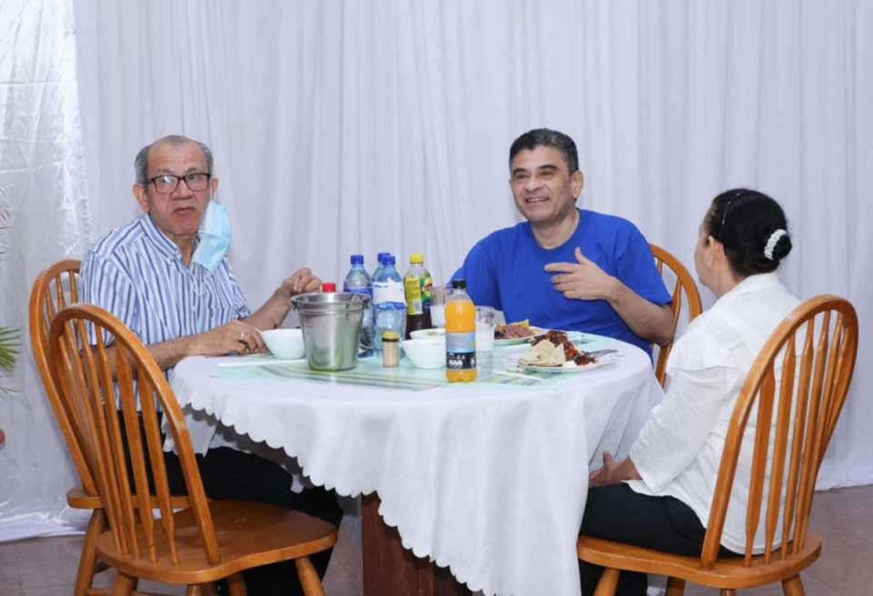 Para la presentación de monseñor Rolando Álvarez se organizó una comida filmada y fotografiada en la que le acompañaron sus hermanos Manuel y Vilma Álvarez Lagos. (Foto 19 Digital)
