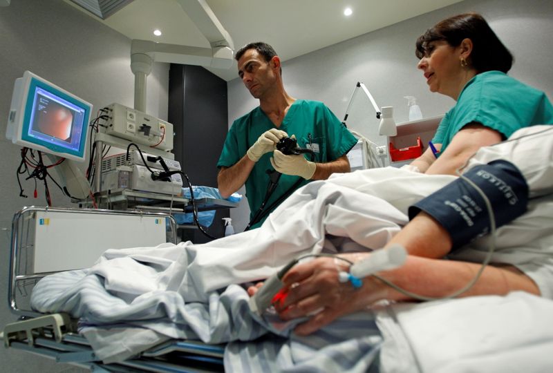La colonoscopia es uno de los métodos para diagnosticar las hemorroides (REUTERS/Jean-Paul Pelissier)