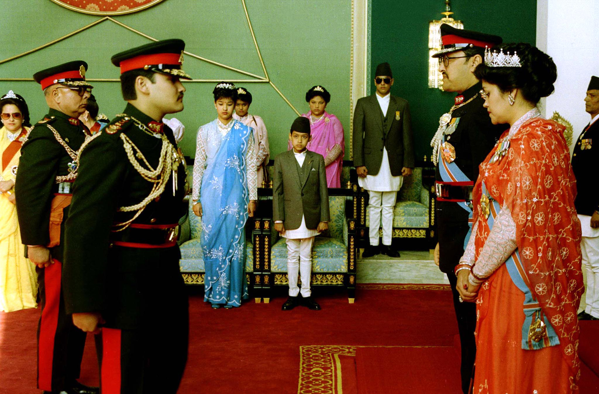 La masacre de la familia real de Nepal: un príncipe que mató a sus padres y fue coronado mientras agonizaba