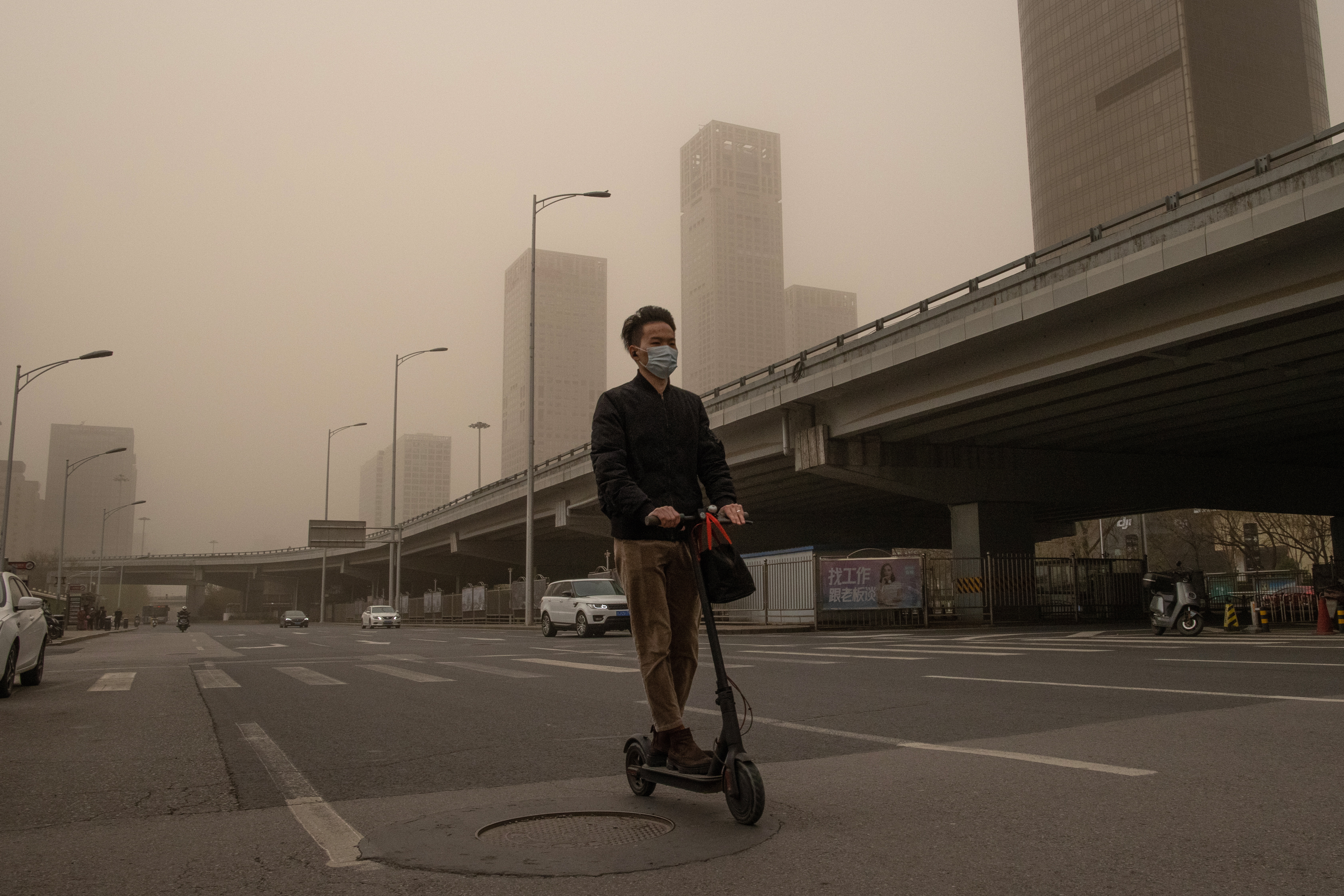 Los científicos analizaron tres contaminantes comunes: partículas finas, dióxido de nitrógeno y ozono a nivel del suelo. Los tres contaminantes juntos crean smog (EFE/EPA/ROMAN PILIPEY)
