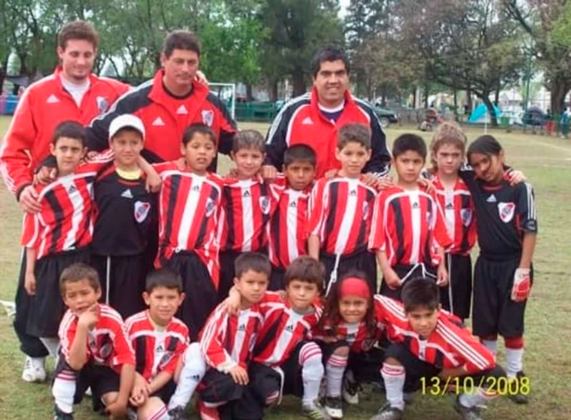 Enzo Fernández (el cuarto de arriba desde la izquierda) en sus inicios en las divisiones inferiores de River Plate (Crédito: Pablo Esquivel)