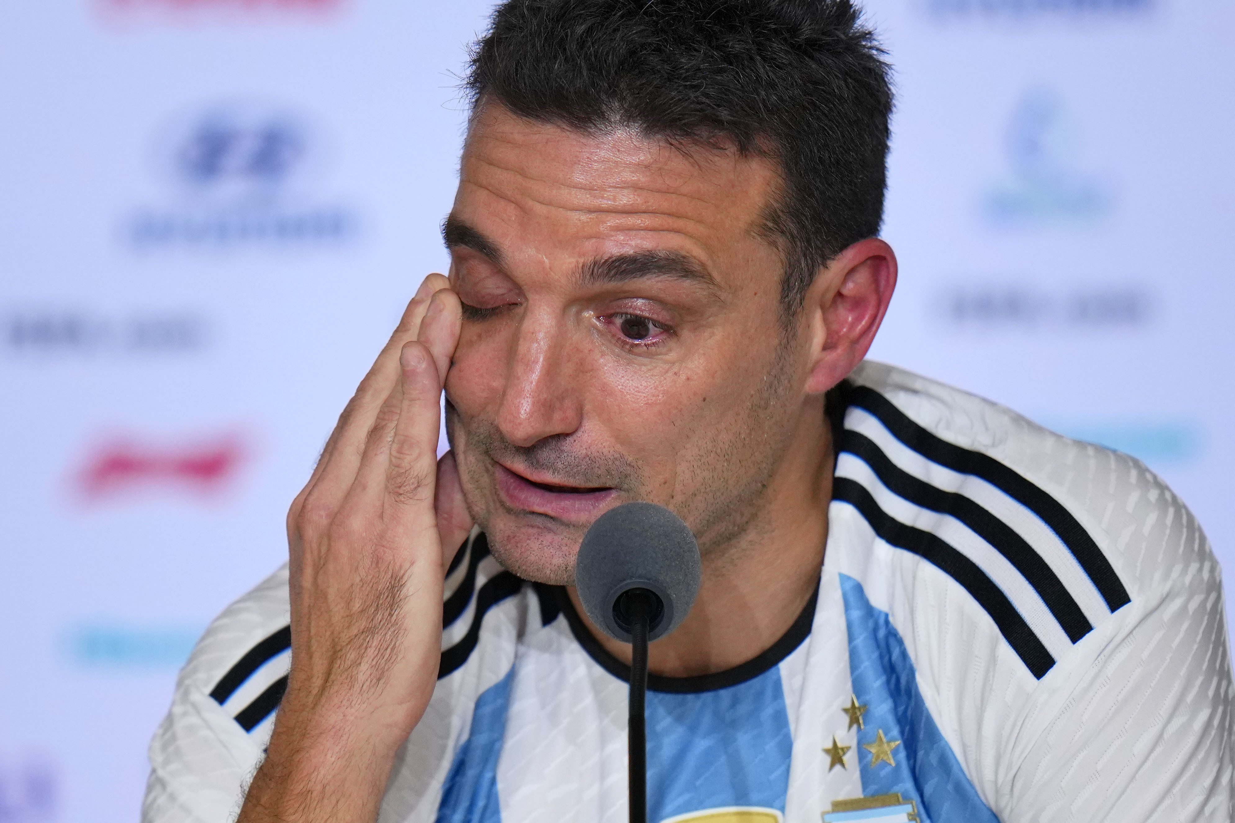 Emoción. El técnico Lionel Scaloni y las lágrimas. (AP Foto/Hassan Ammar)
