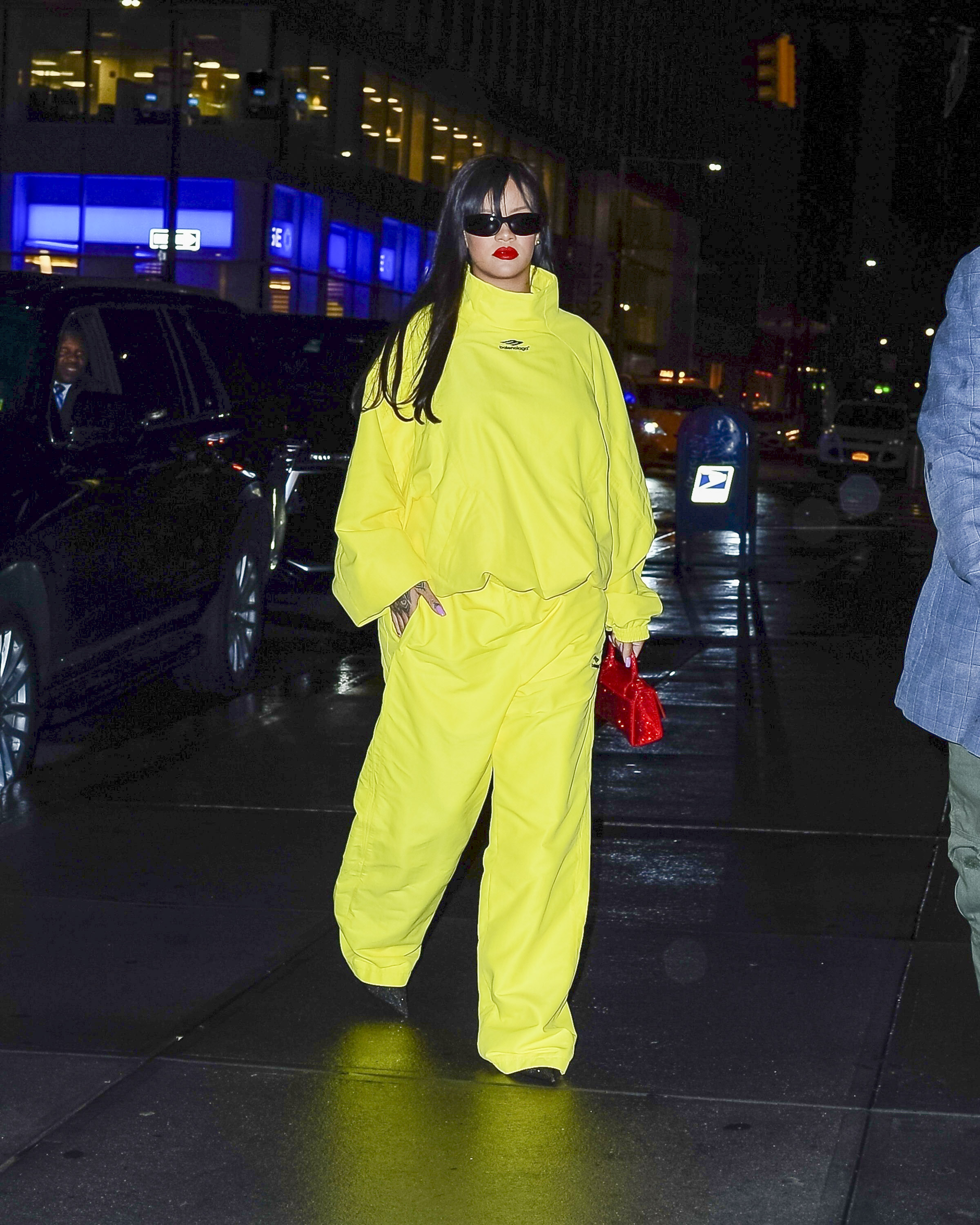 Rihanna elegante con un conjunto amarillo fluorescente y el pelo súper lacio mientras sale a cenar en Nueva York
