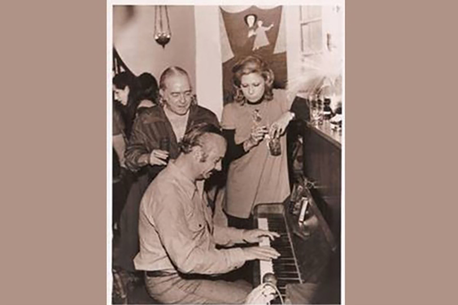 Astor Piazzolla en el piano junto a Vinicius de Moraes y Amelita Baltar. En la década del '70, el poeta brasileño era asiduo visitante de Buenos Aires