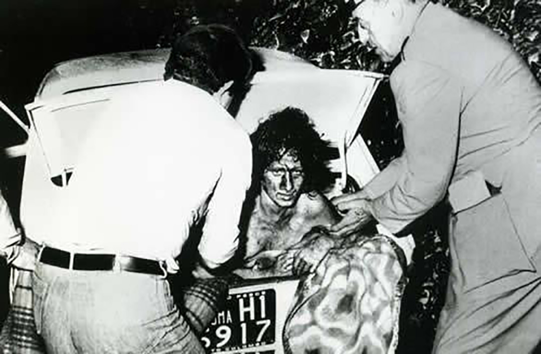 Penyelamatan Donatella Colasanti, pada 20 September 1975. Para penculiknya telah meninggalkannya untuk mati, tetapi dia selamat dari cobaan itu dan meminta bantuan dari dalam bagasi mobil.  (Wikipedia)