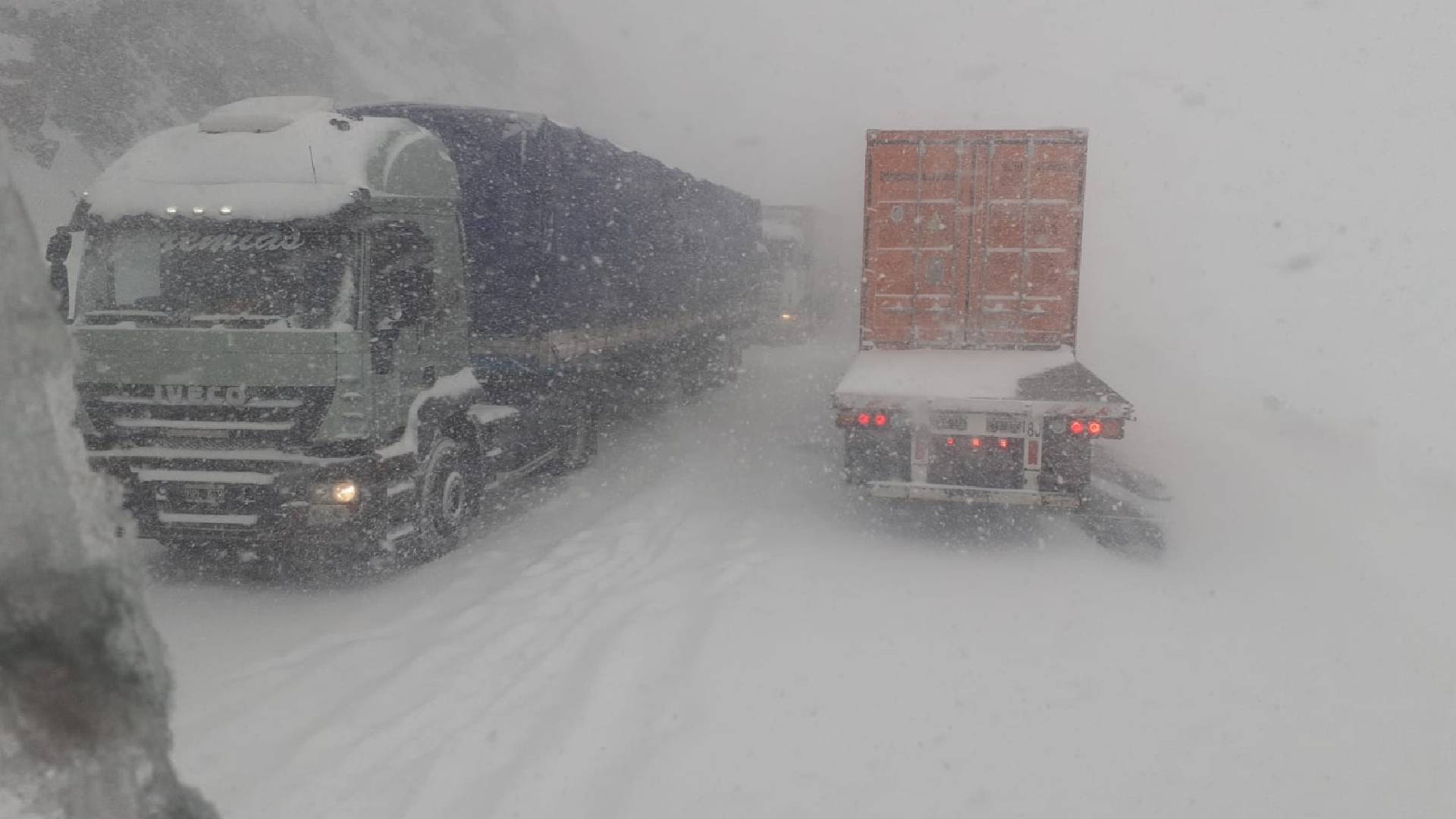 Camiones varados por el temporal de nieve. Fuente: Asociación de Propietarios de Camiones de Mendoza