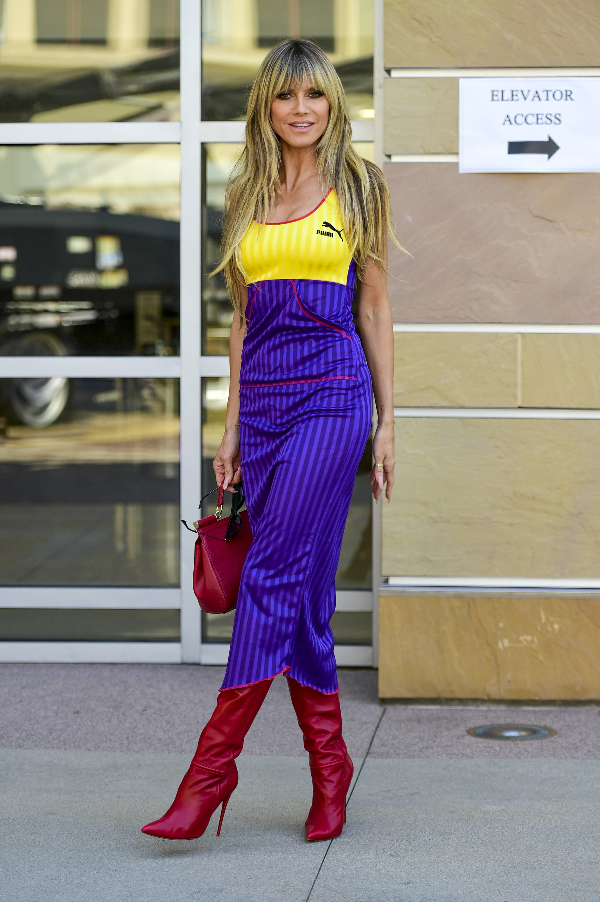 Heidi Klum se roba todas las miradas al llegar para otra grabación de America's Got Talent. Esta vez, la modelo que siempre marca tendencia, se animó a una combinación de colores explosiva (The Grosby Group)