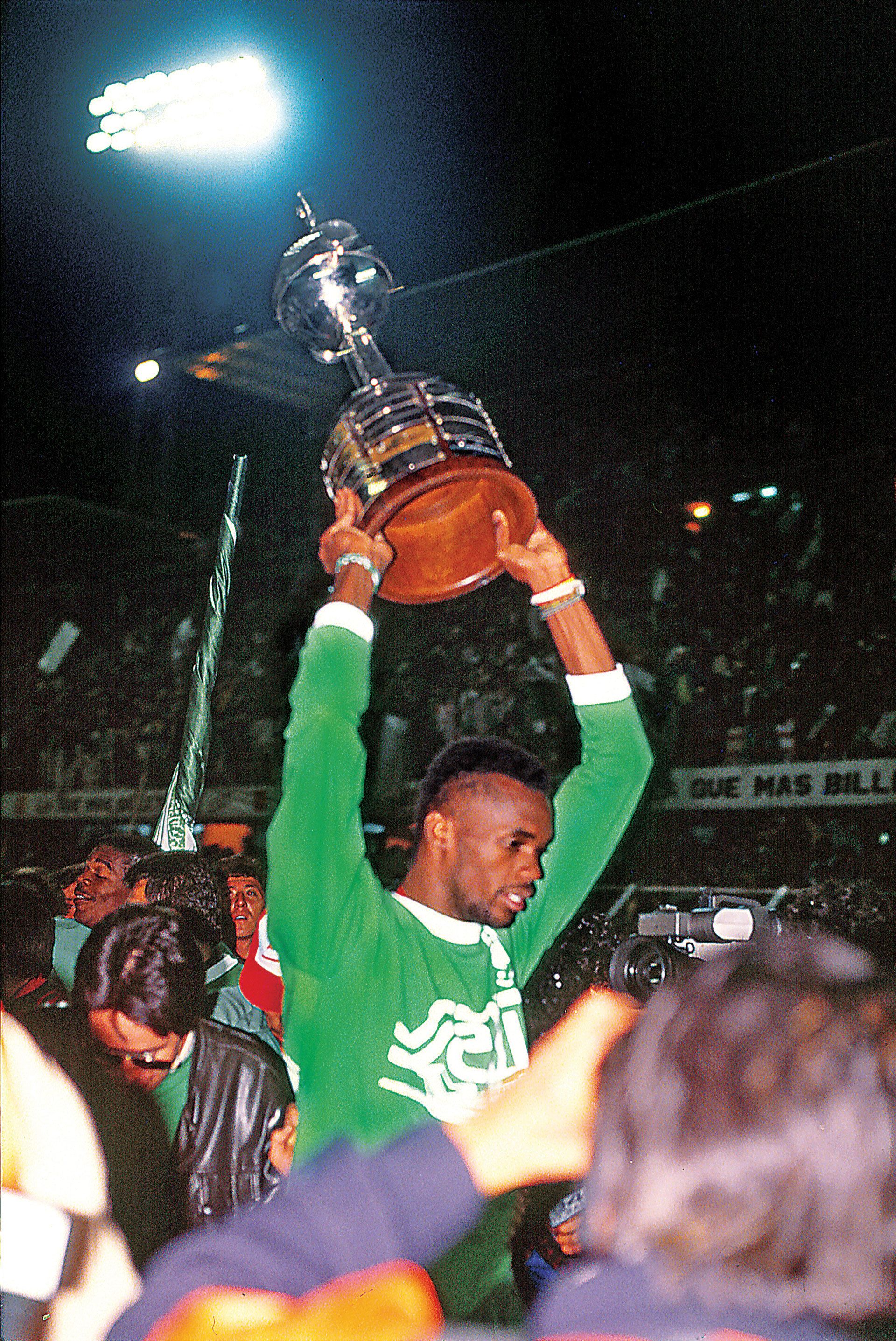 El Palomo Usuriaga levanta la Copa Libertadores de 1989, que finalmente quedó en Colombia