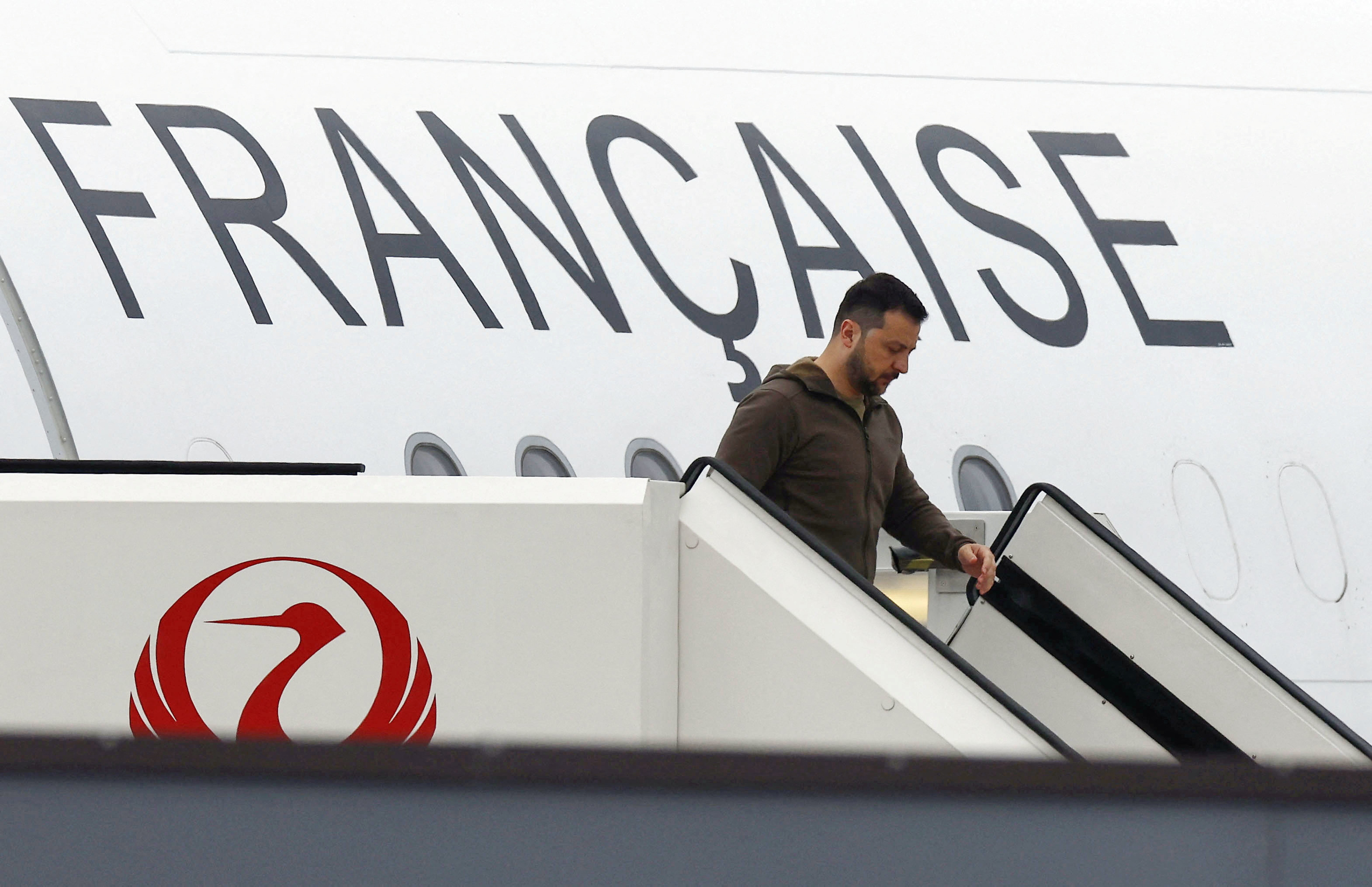 El presidente ucraniano, Volodimir Zelensky, llega al aeropuerto de Hiroshima. (REUTERS)