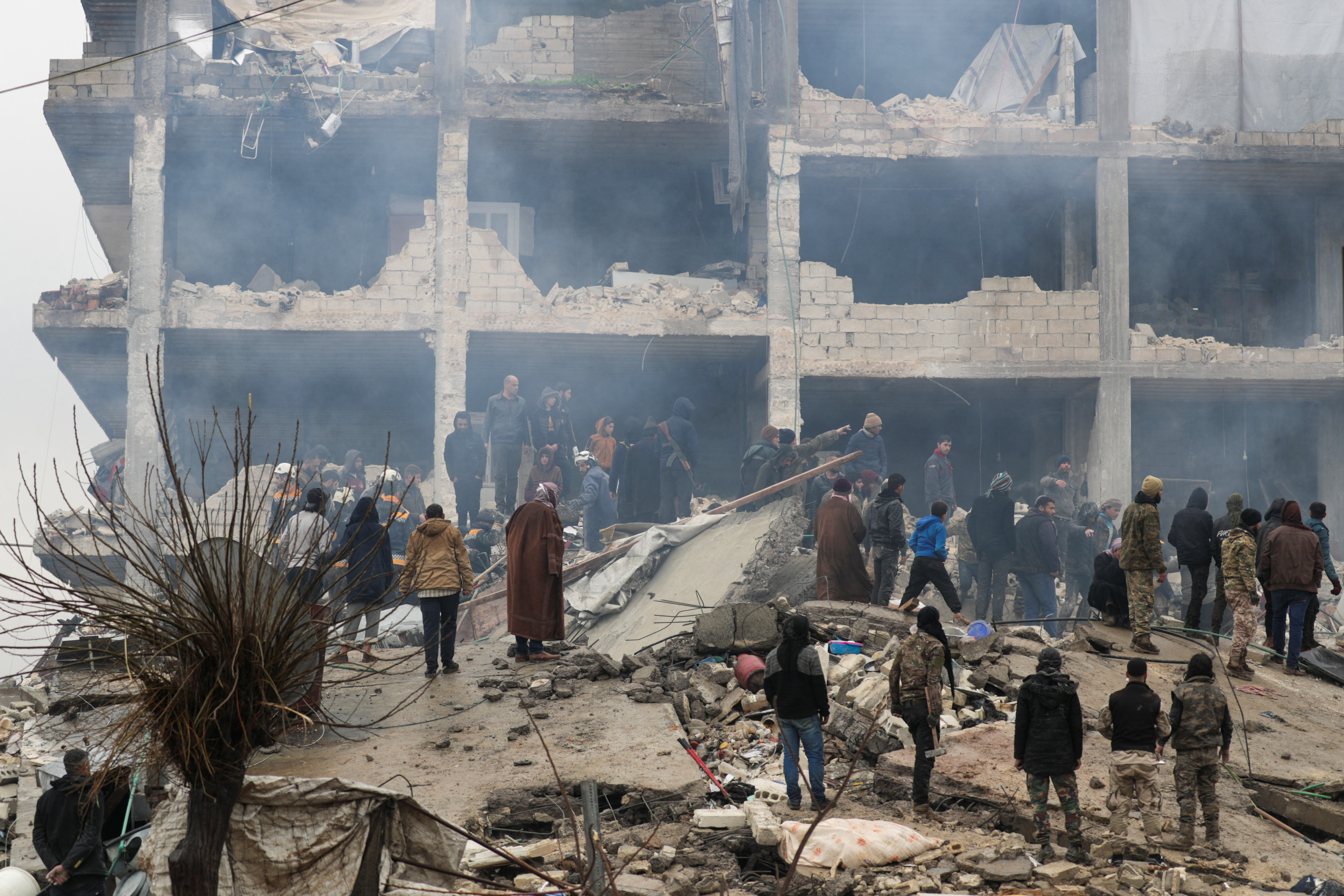 Búsqueda de sobrevivientes en Jandaris, Siria (Reuters)