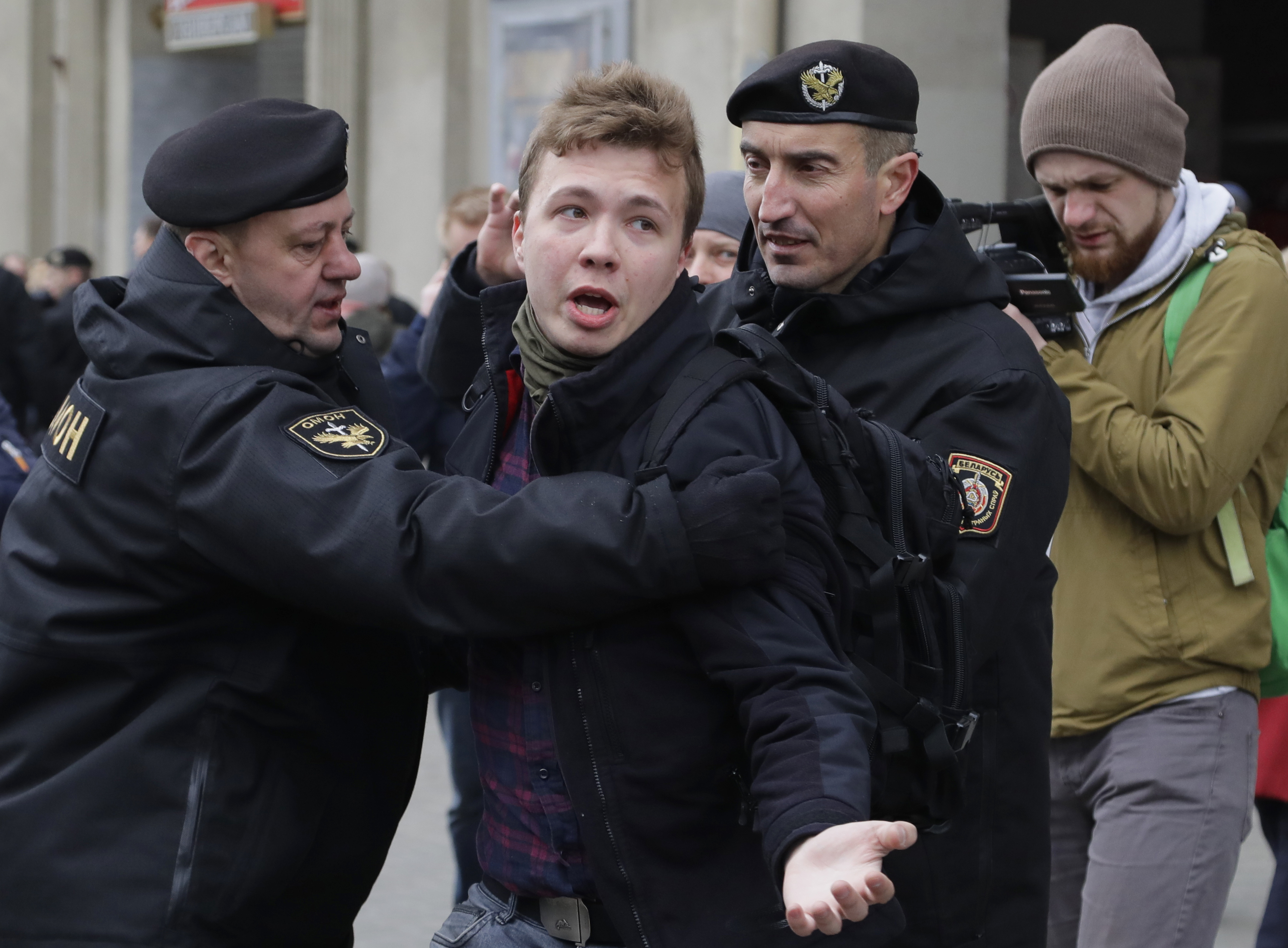 La policía bielorrusa detiene al periodista Roman Protasevich en Minsk en una manifestación de 2017 (AP)