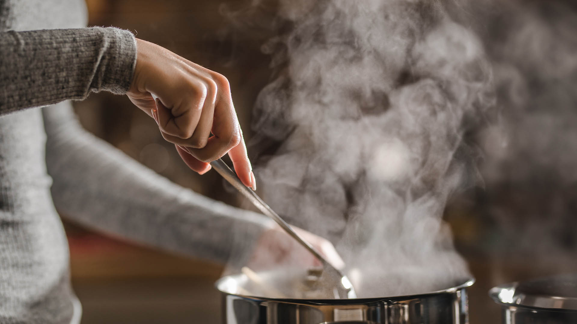 Para obtener todos los beneficios del caldo de huesos es clave hacerlo casero y no comprarlo hecho (Getty)