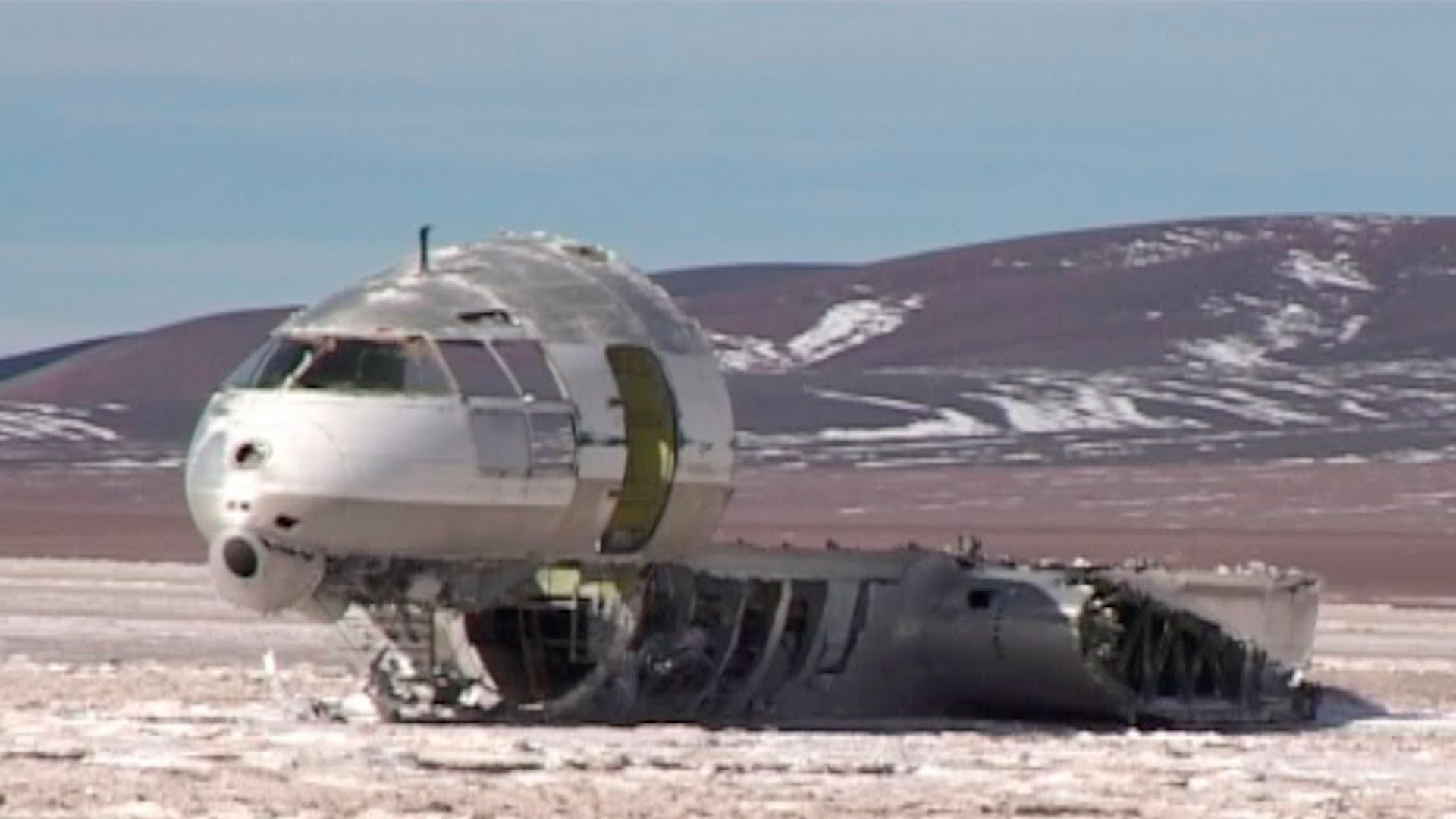 Los restos del avión hoy en día en la Laguna Brava. (Captura de video)