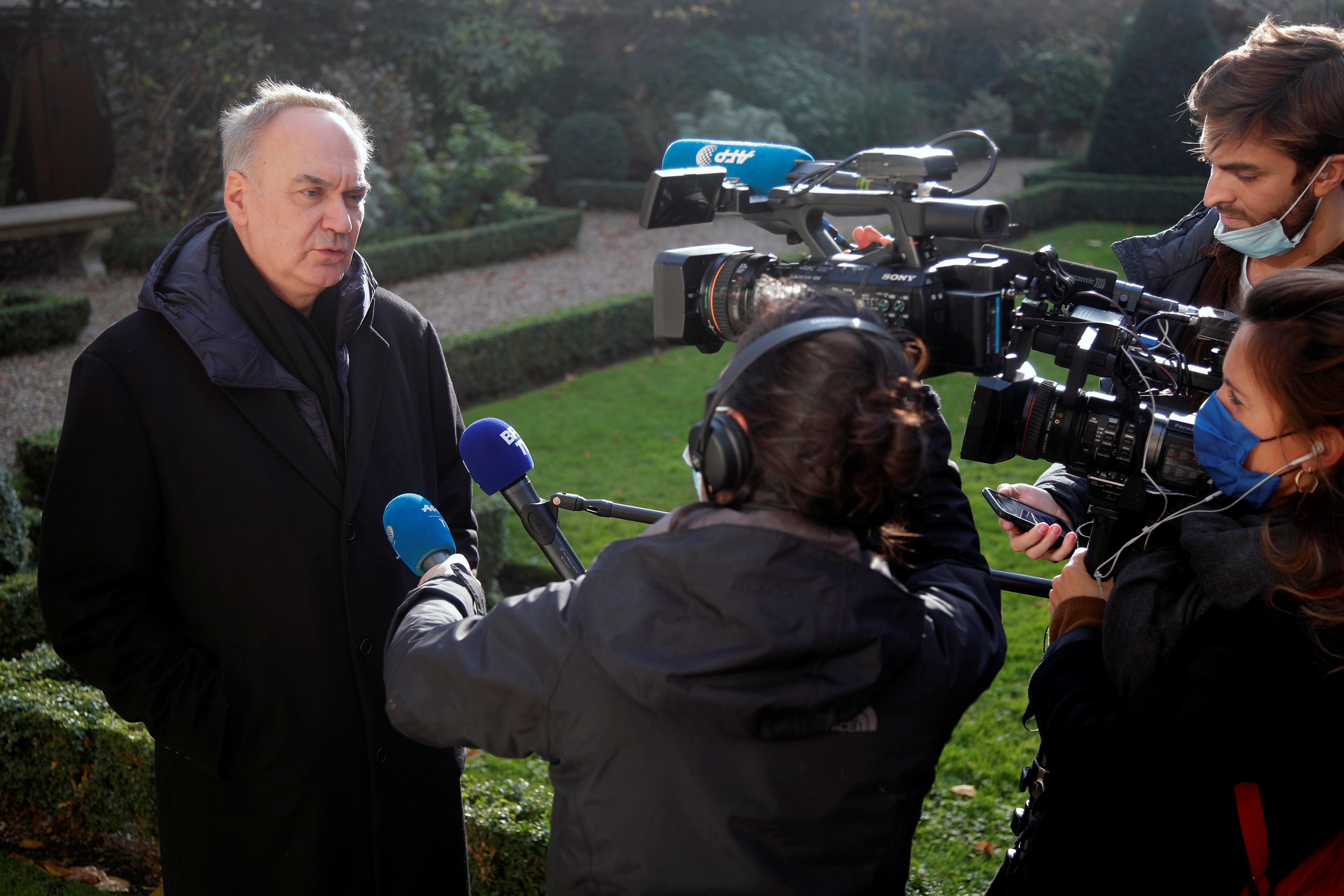 Le Tellier entrevistado en París en noviembre de 2020, tras conocerse el premio (REUTERS/Charles Platiau)