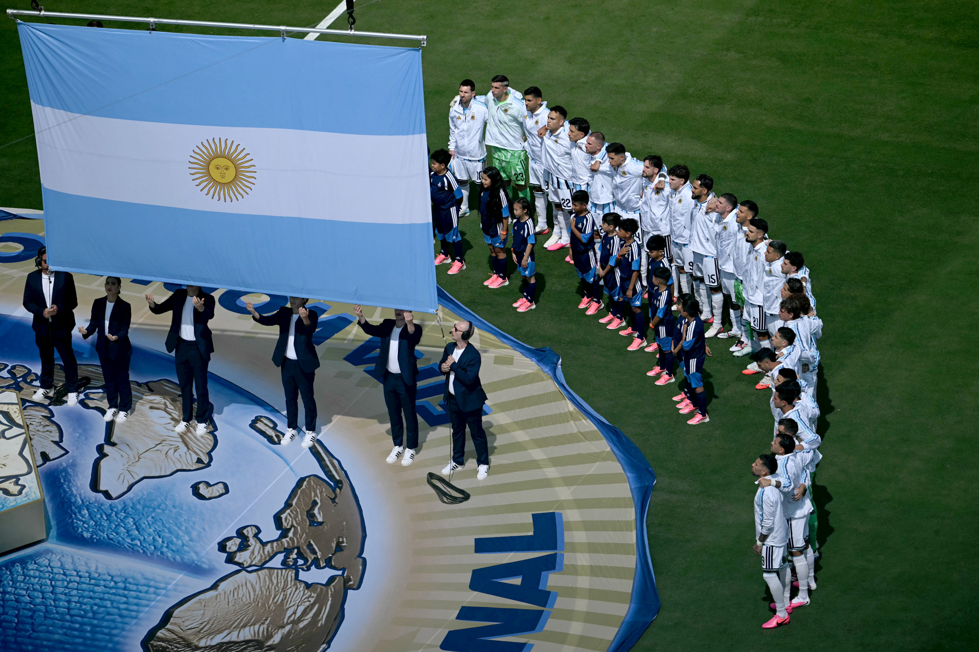 Qu&eacute; futbolistas de la selecci&oacute;n argentina viajan en el avi&oacute;n que aterrizar&aacute; hoy en Ezeiza tras la final del Mundial