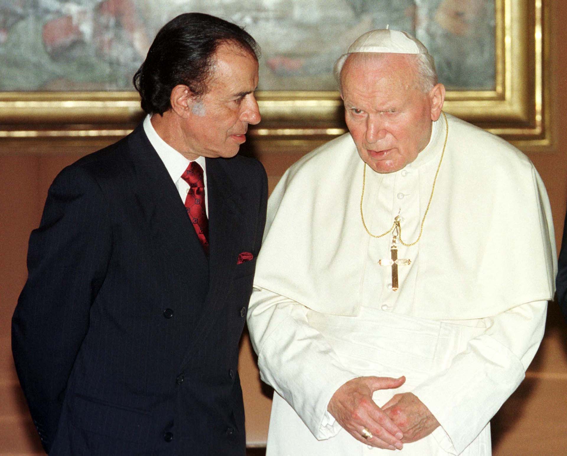 Carlos Menem escucha al Papa Juan Pablo II durante su audiencia privada en el Vaticano. En 1997, el ex mandatario visitó durante tres días la Santa Sede