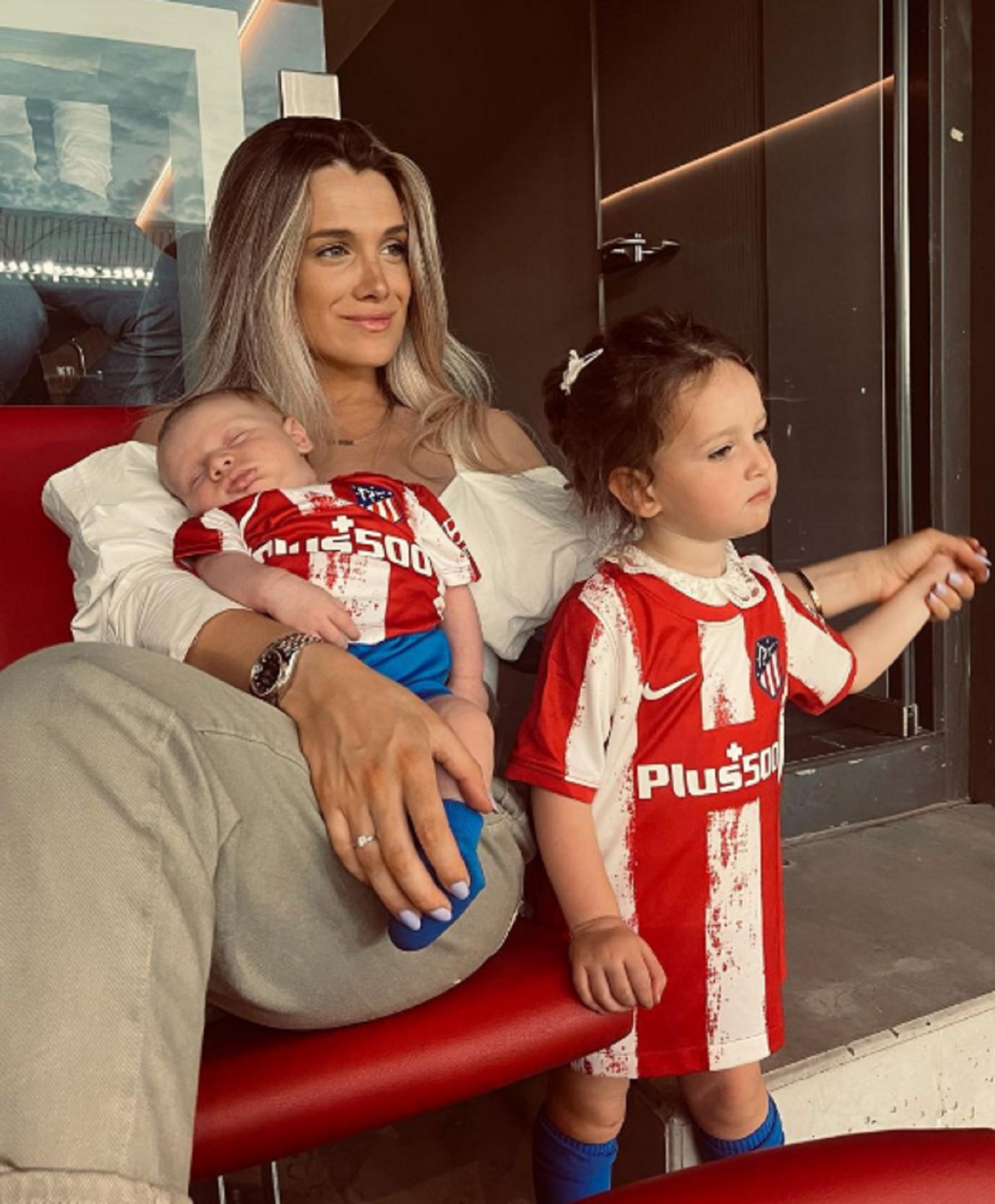 Camila Homs junto a sus hijos en el palco del estadio del Atlético de Madrid