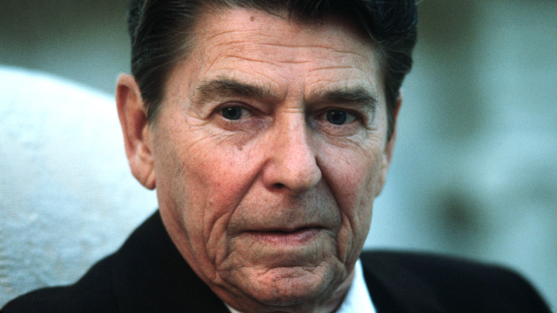 El gobierno de Ronald Reagan ayudó al de Alfonsín