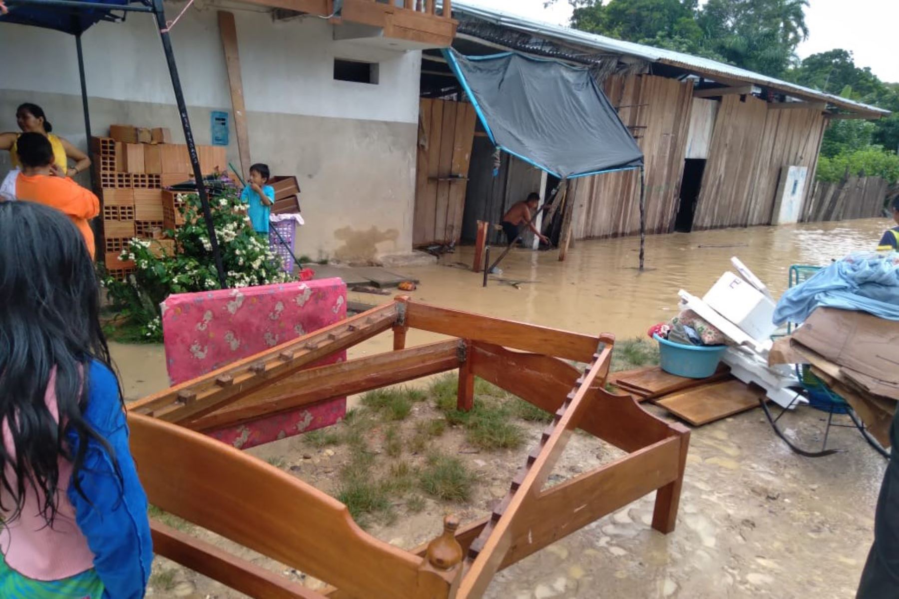 Un total de 12.110 personas damnificadas y 45.181 afectadas ha dejado hasta el momento las intensas lluvias que se registran, sobre todo en el norte del país, informó COEN.