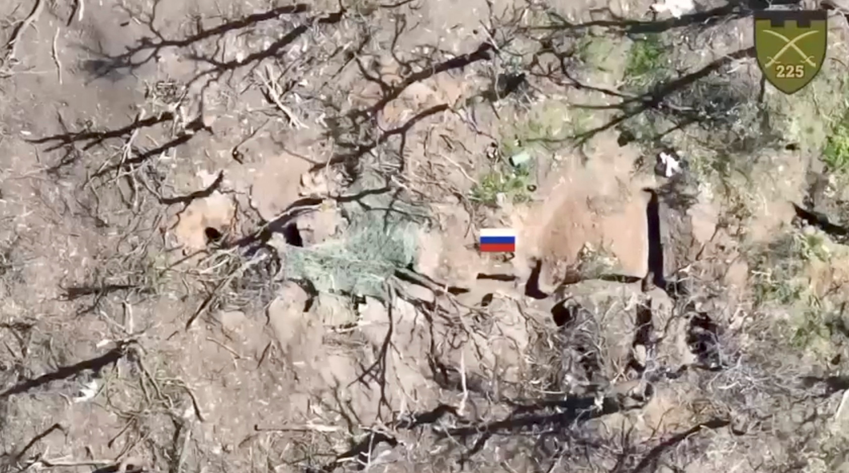 Captura del video en el que se aprecian a los soldados rusos en medio de las trincheras atacadas cerca de Bakhmut (Colonel General Oleksandr Syrskyi, via REUTERS)