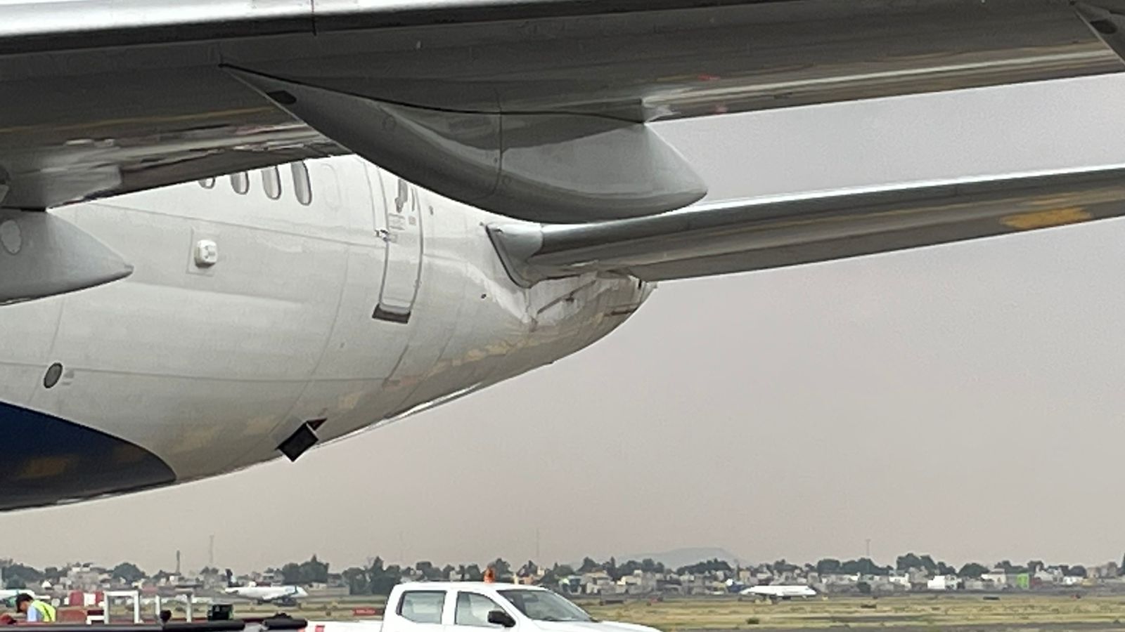 Así quedó uno de los aviones afectados en el choque que hubo en tierra en el AICM (Twitter/ @HIJOLES1982)