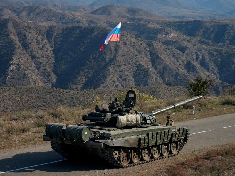 Un soldado ruso junto a un tanqueen la frontera con Armenia, tras la firma del acuerdo con Azerbaiyán el 10 de noviembre de 2020. (REUTERS/Francesco Brembati)