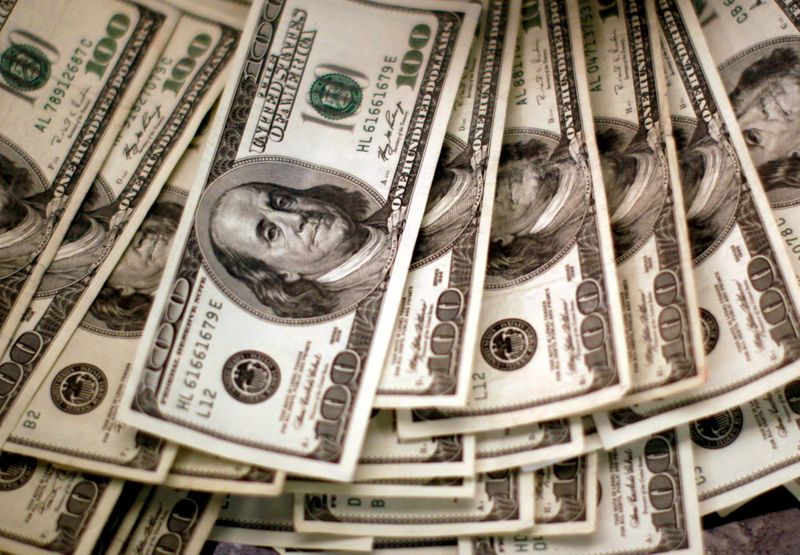 FOTO DE ARCHIVO. Un banquero cuenta cuatro mil dólares estadounidenses en un banco de Westminster, Colorado, Estados Unidos. 3 de noviembre de 2009. REUTERS/Rick Wilking