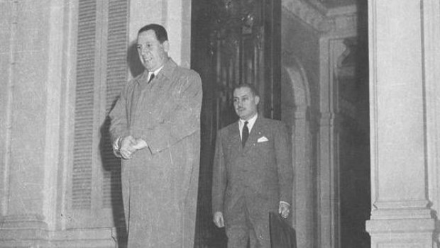 Juan Domingo Perón sale de la Casa de Gobierno; detrás, Juan Duarte, entonces su secretario privado