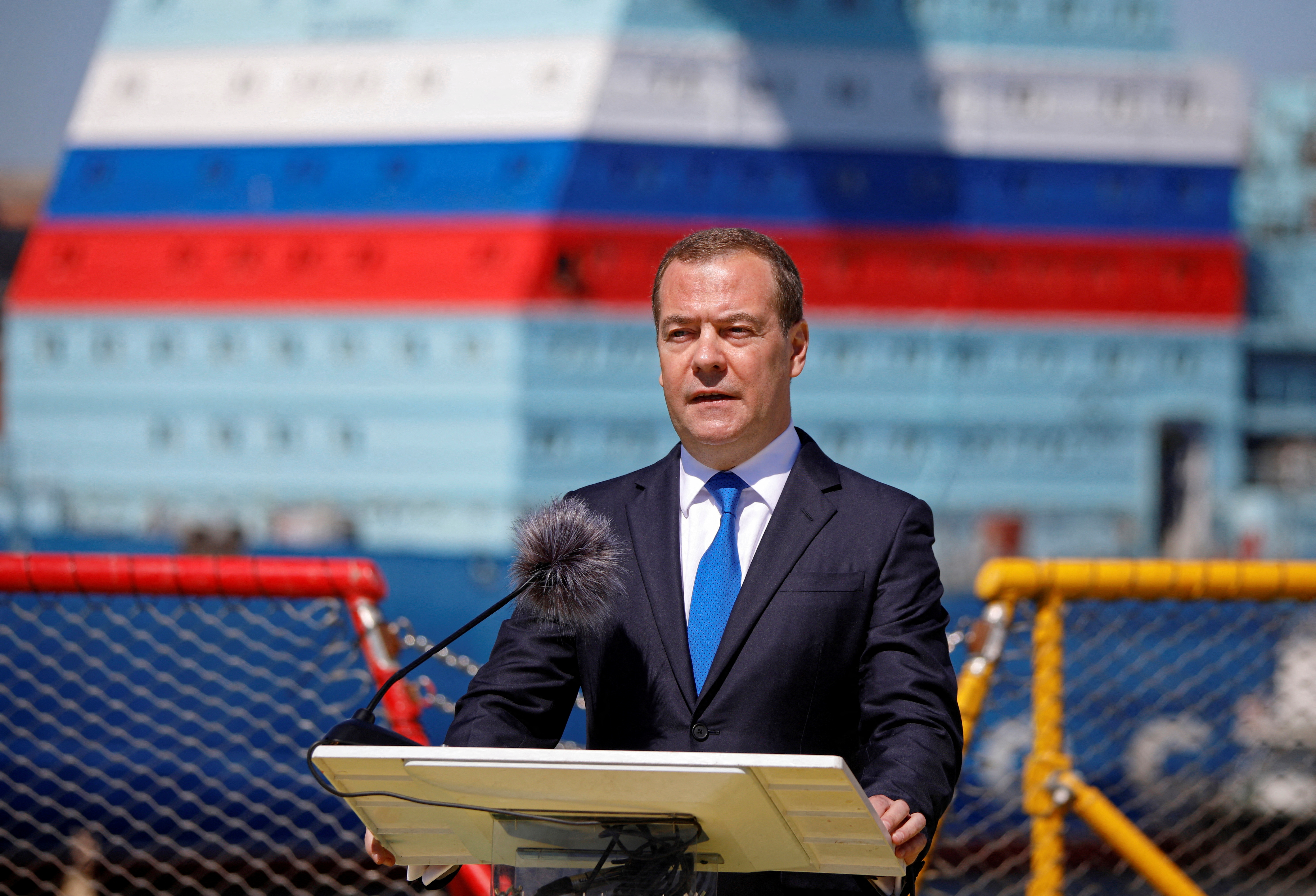 Dmitry Medvedev, vicepresidente del Consejo de Seguridad de Rusia, escribió el jueves en una publicación en Telegram que el territorio en el este de Ucrania sería “aceptado en Rusia” tras el referendo de los separatistas prorrusos y prometió fortalecer la seguridad de esas áreas.
