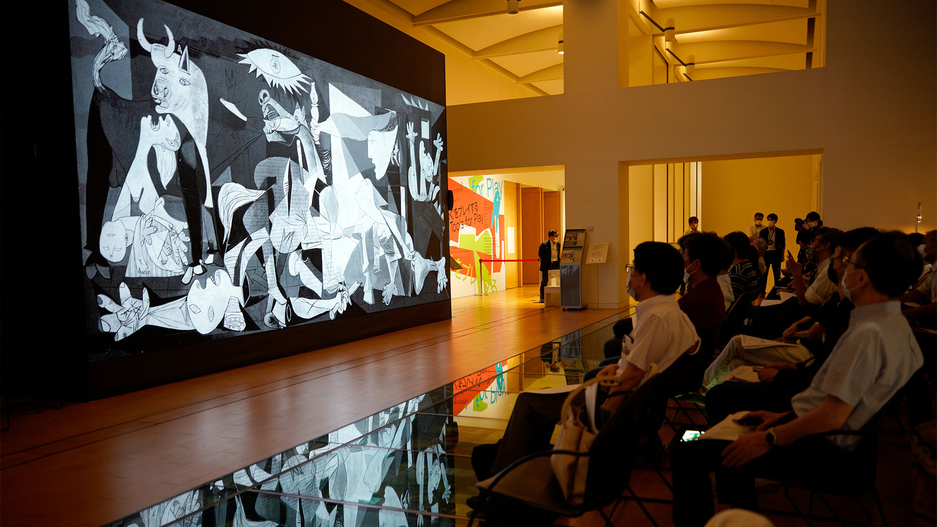 El evento '¡Guernica is here! es un potente espacio de imágenes 8K' en el Centro de Intercomunicación NTT (ICC) de Tokio, Japón