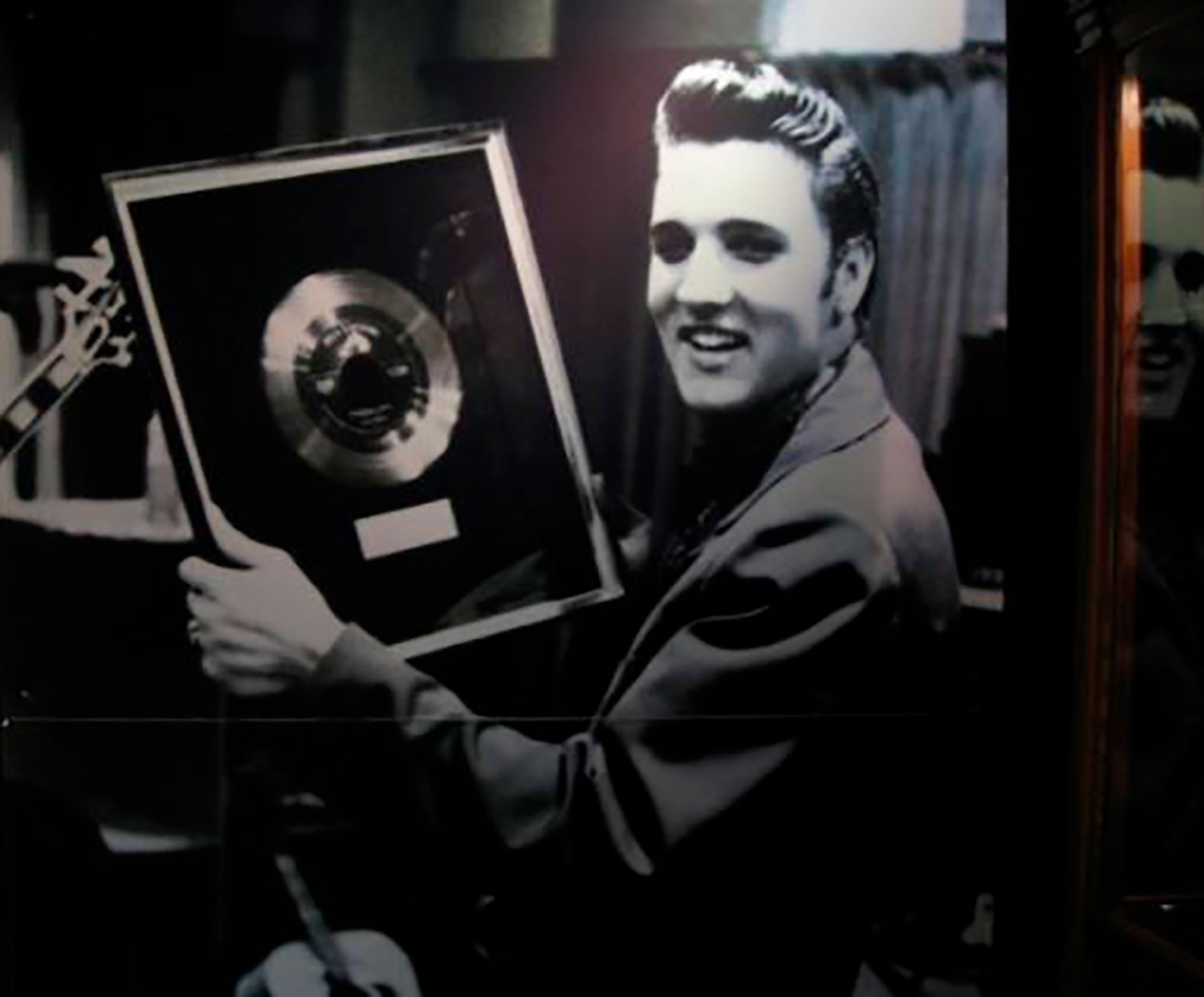 Elvis con un disco de oro foto tomada por mi en Graceland Foto Juan Bautista Tata Yofre