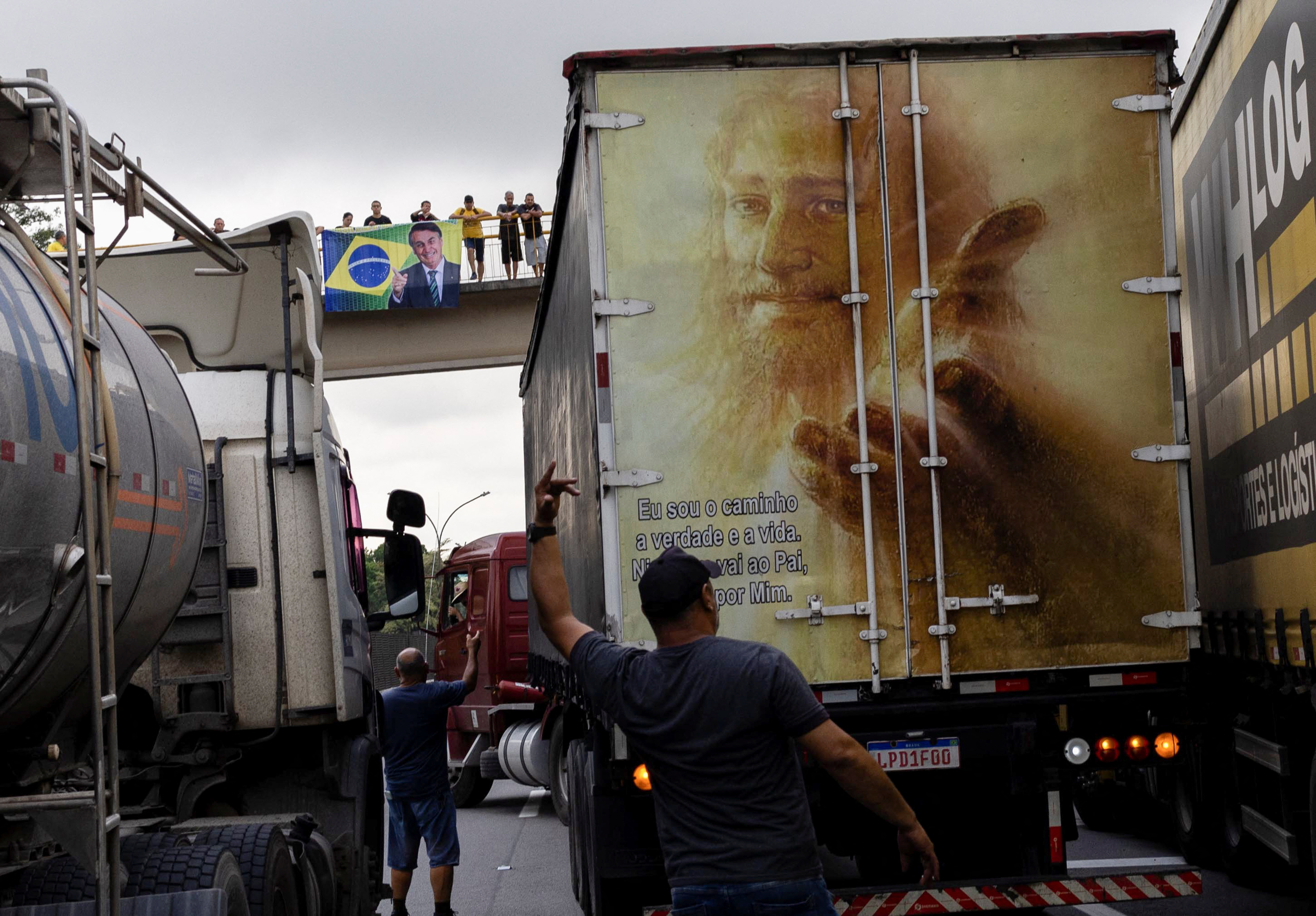Las rutas en varios estados brasileños permanecen bloqueadas por camioneros y otros manifestantes que se negaban a reconocer la ajustada derrota del presidente frente a Lula da Silva (REUTERS/Roosevelt Cassio)
