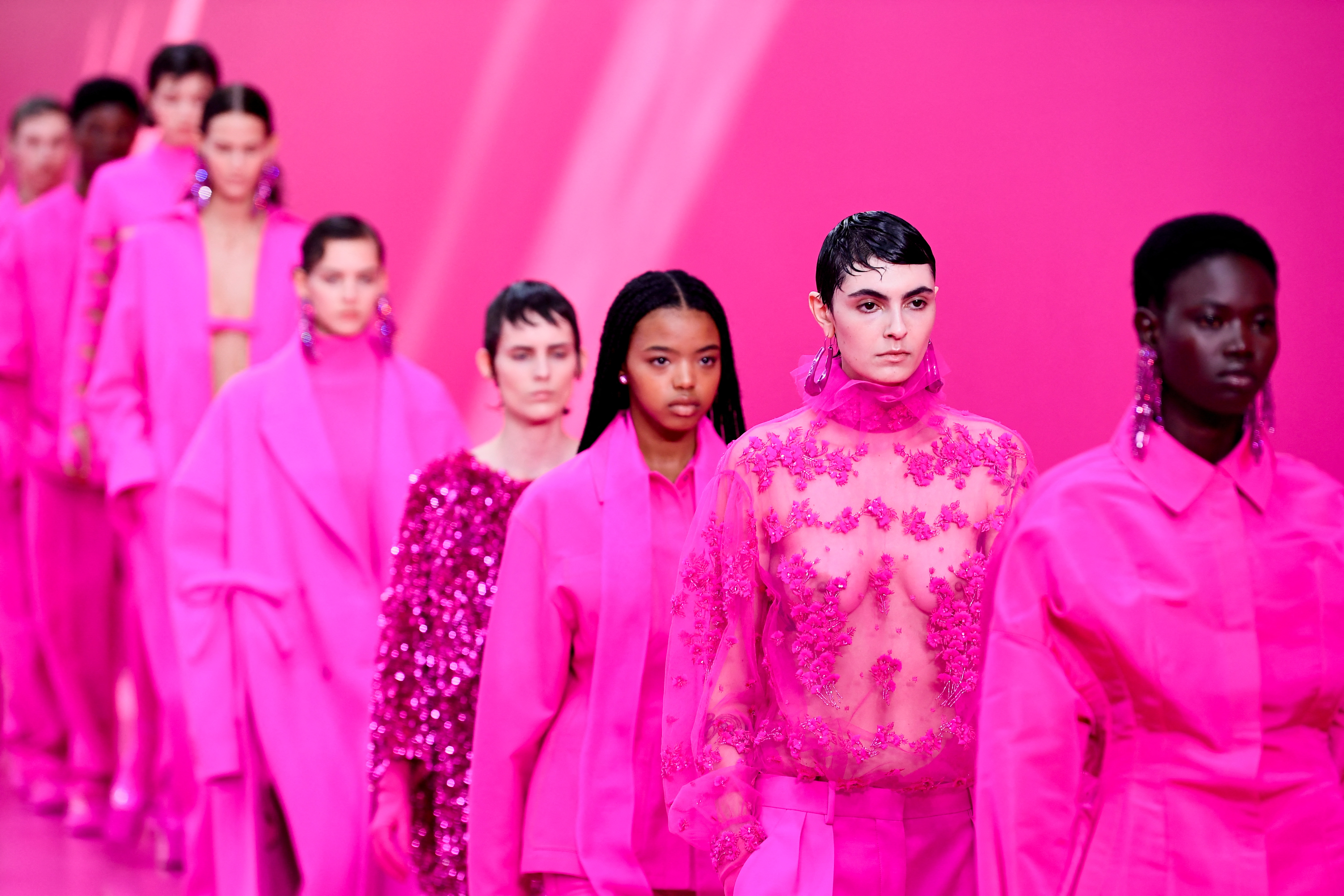 La visión creativa de la casa de moda dictó que la próxima temporada tendrá que ver con el rosa chillón (REUTERS)