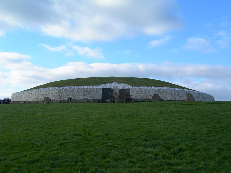 En Newgrange, en Irlanda, se construyó un túnel en la Edad de Piedra orientado hacia el amanecer del solsticio. La luz entra en él durante 17 minutos a través de una ventana (Foto. Wikipedia)