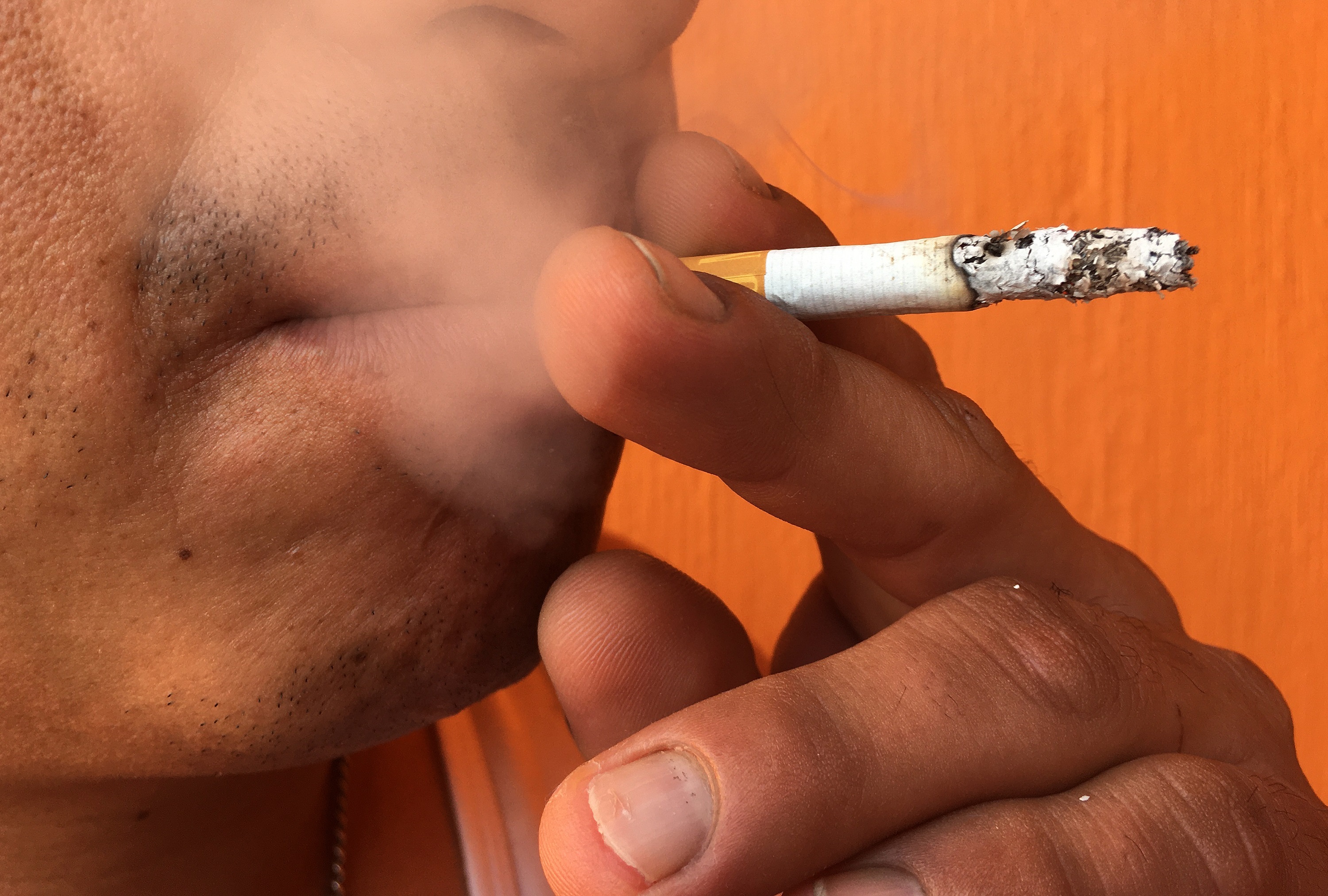 Un hombre fuma un cigarrillo (EFE/José Pazos/Archivo)
