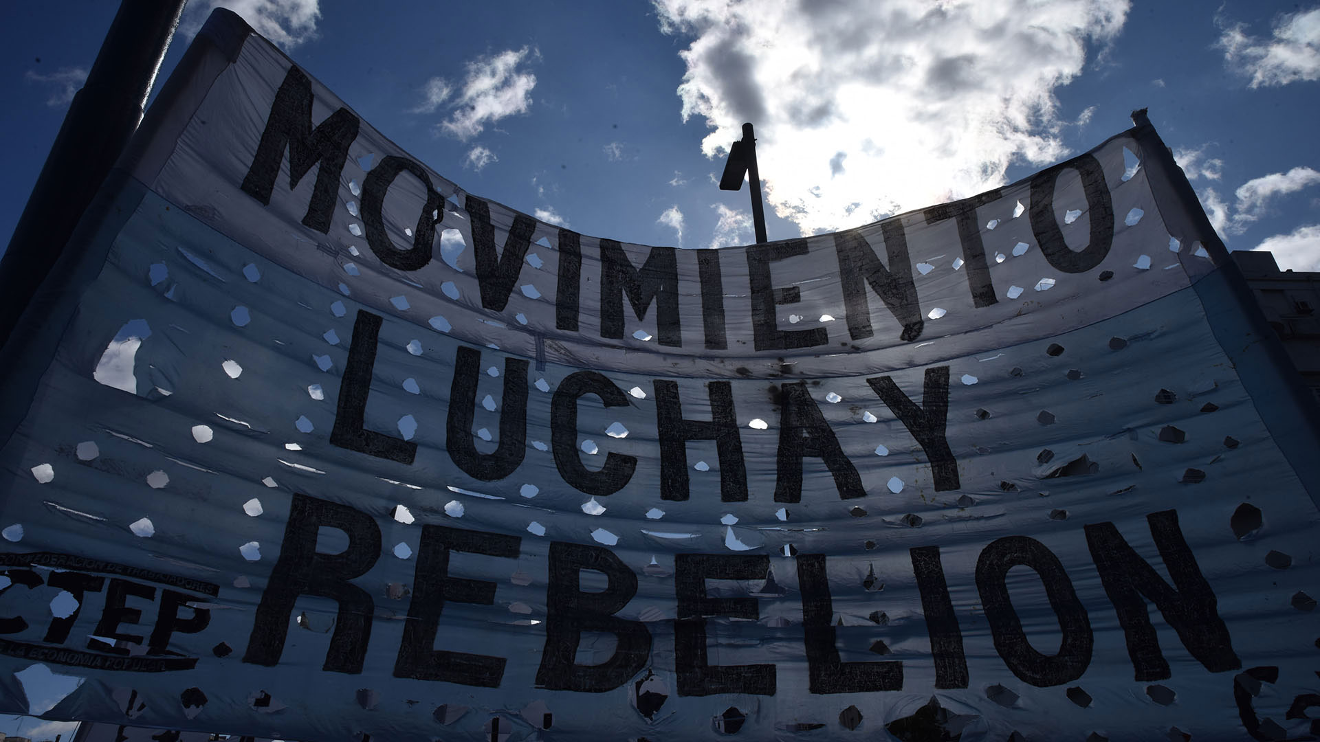 La bandera de uno de los movimientos sociales que participó de la marcha