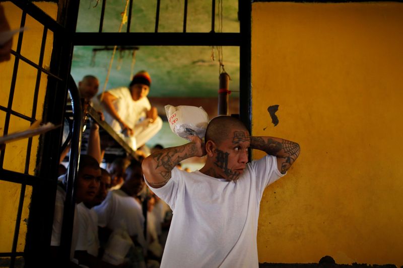 Foto de archivo. Un recluso, miembro de la pandilla MS-13, sale de su celda para ser transferido de la penitenciaría de Chalatenango, en Chalatenango, El Salvador. REUTERS/Jose Cabezas