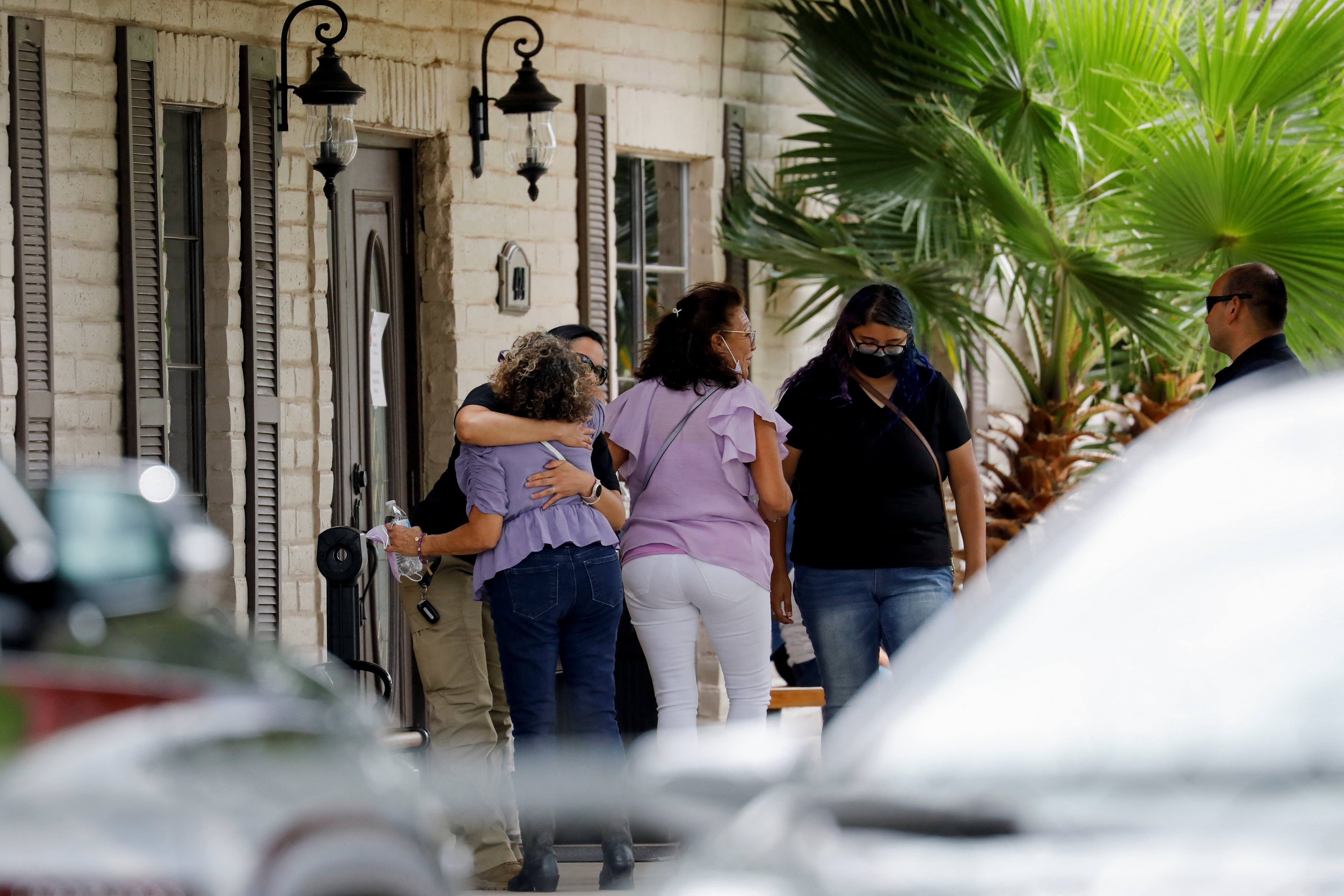 Unas personas se abrazan a la entrada de la funeraria donde yace Amerie Jo Garza (REUTERS/Marco Bello)