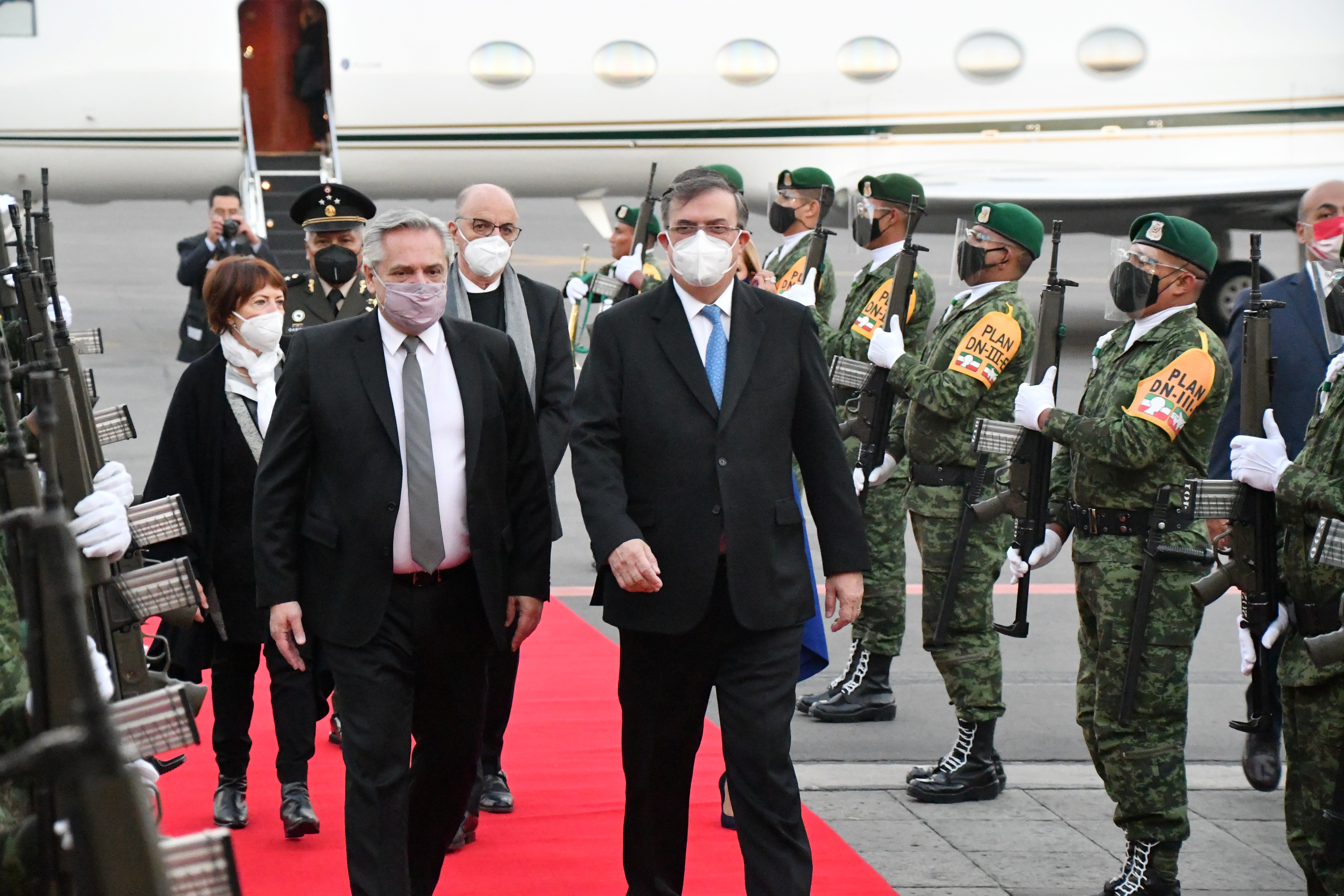 Arribo de Alberto Fernández, presidente de Argentina, a México. Fue recibido por el canciller mexicano, Marcelo Ebrard(Foto: Reuters)
