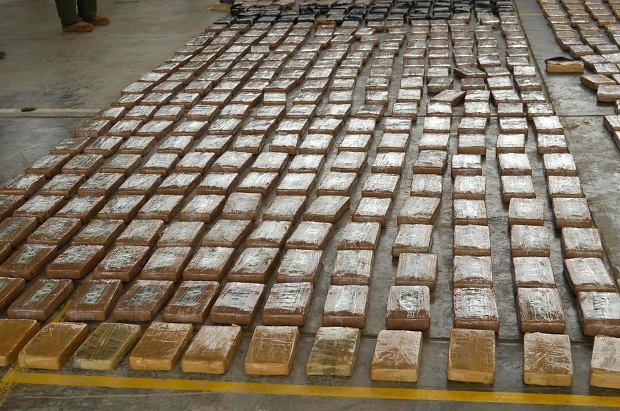 Bogotá.- Operación conjunta logra la incautación de gigantesco cargamento de cocaína en aguas del mar pacífico. (Colprensa - cortesía Ejército)