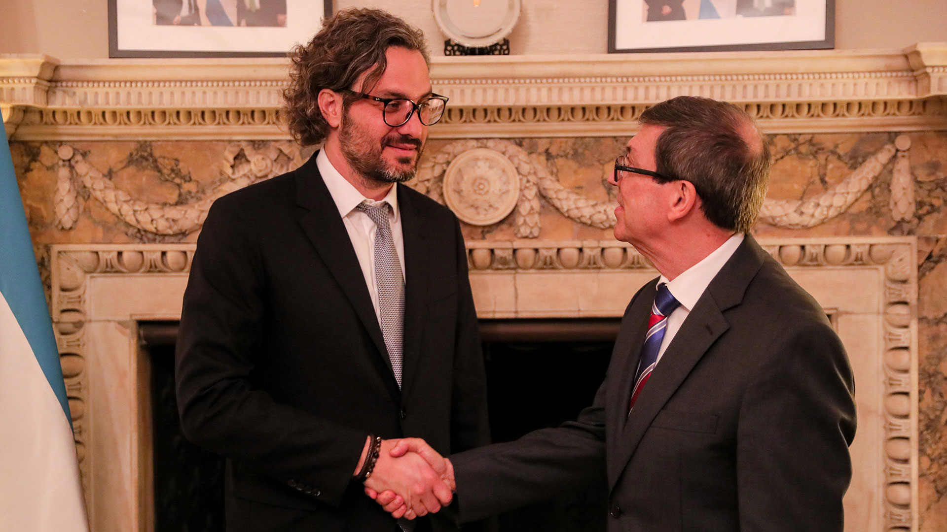 El canciller Cafiero con su colega cubano Rodríguez Parrilla durante el encuentro que mantuvieron en el consulado argentino en Nueva York