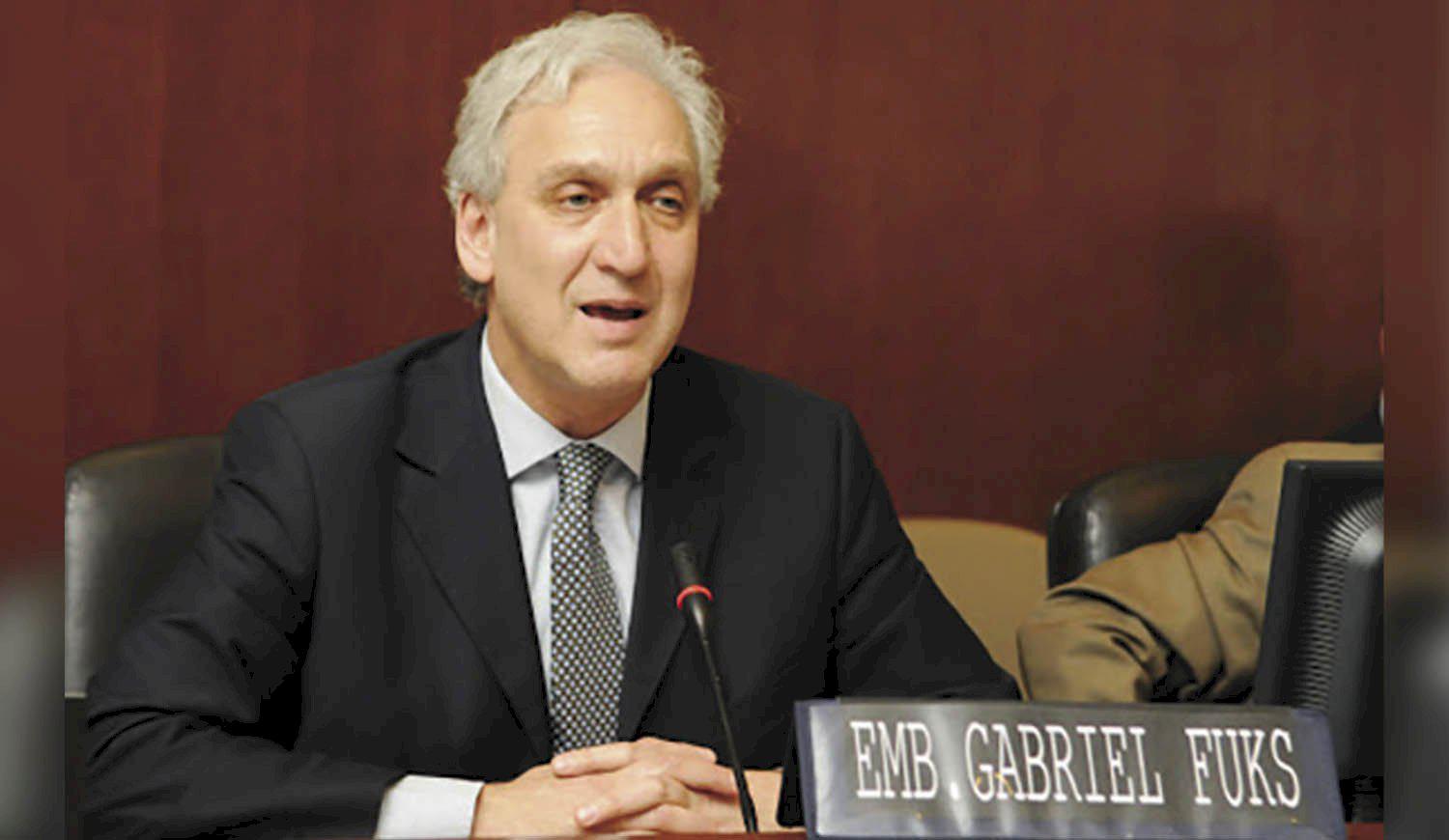 El embajador argentino Gabriel Fuks abandonó Ecuador en medio de nuevas acusaciones del gobierno de Lasso en su contra