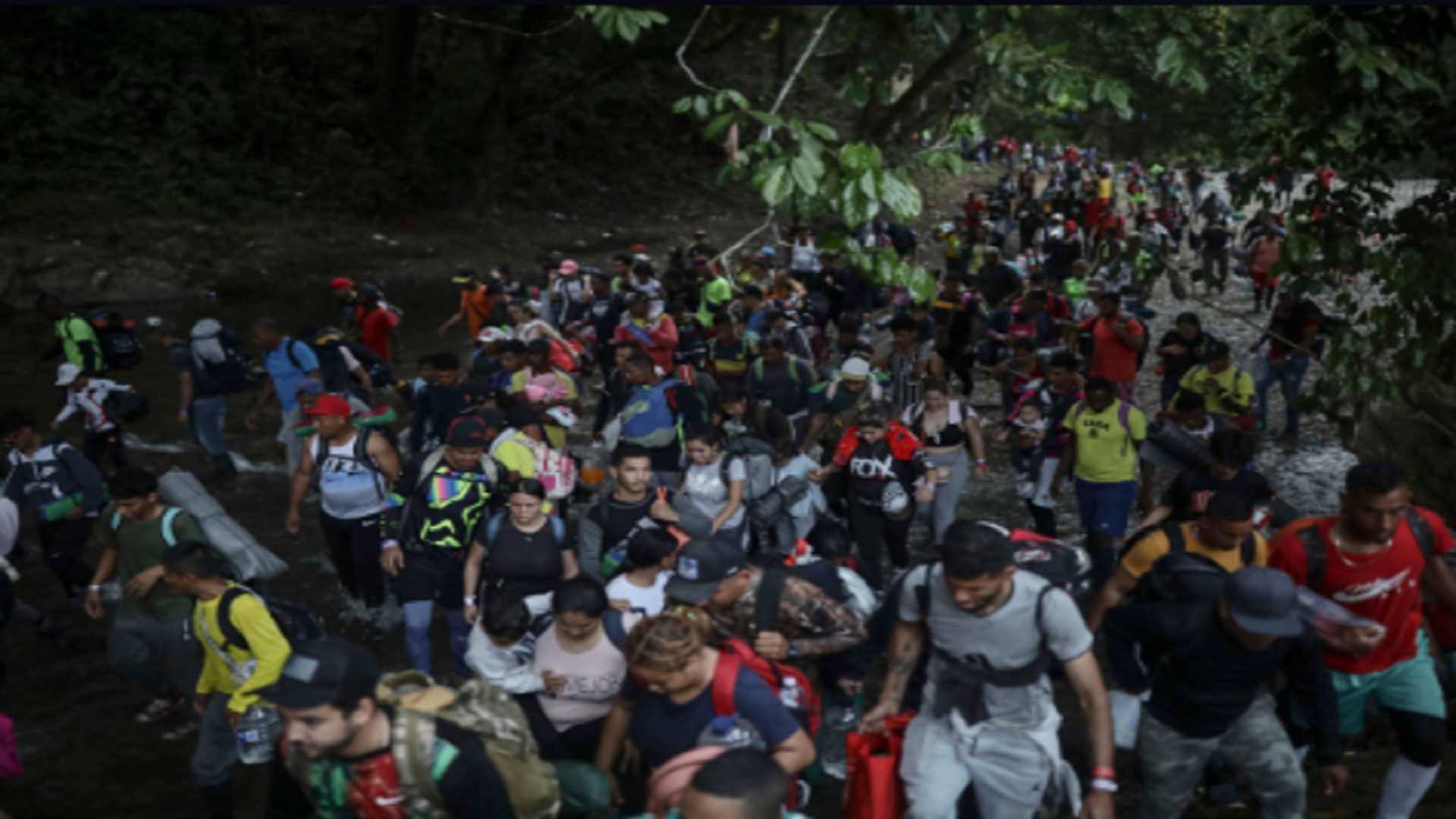 “Estampida humana” de migrantes logró ingresar a la fuerza a EEUU por puente de Matamoros, Tamaulipas