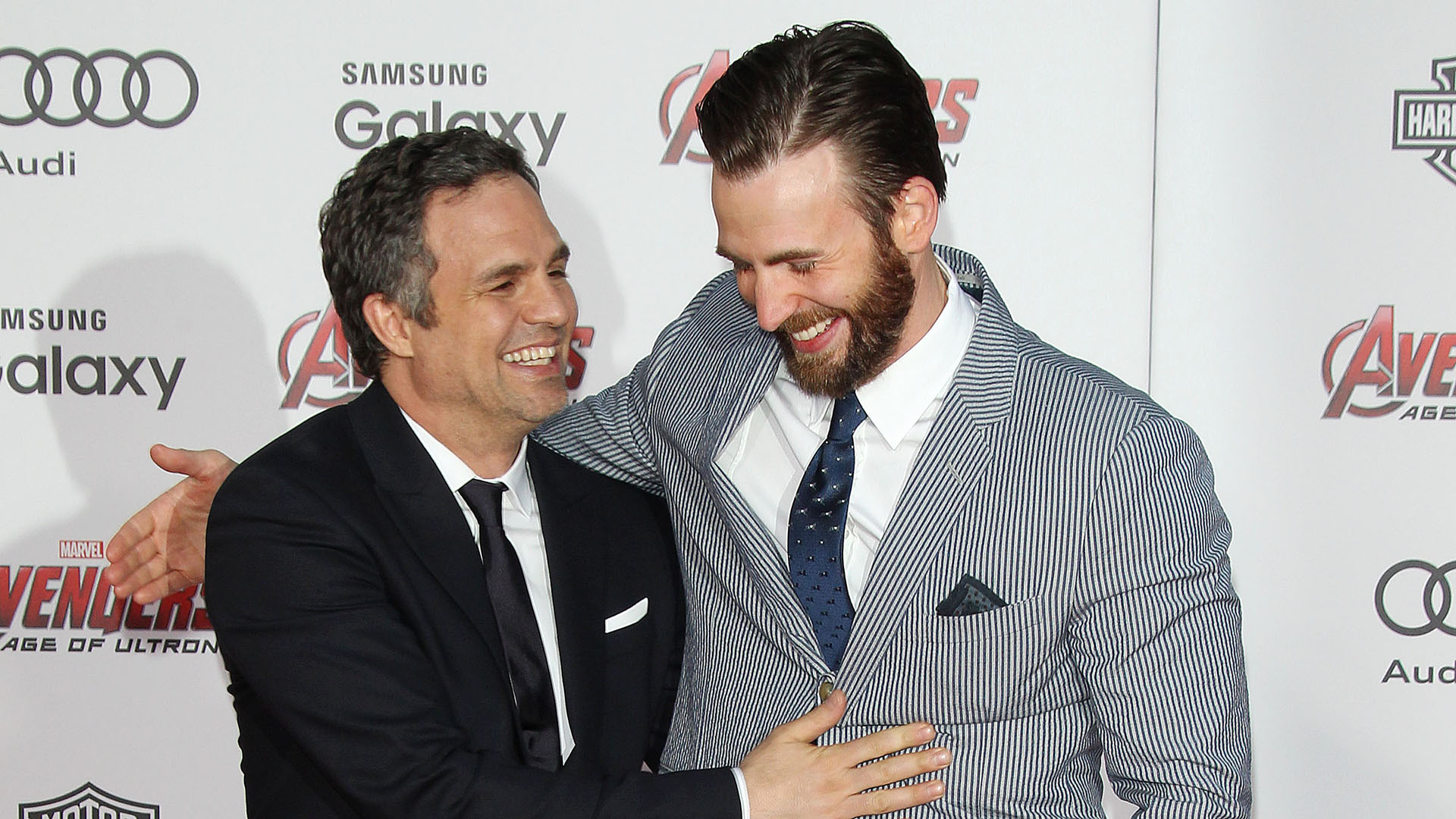 Mark Ruffalo y Chris Evans en la premiere de "The Avengers: Age of Ultron" en 2015 (Shutterstock)