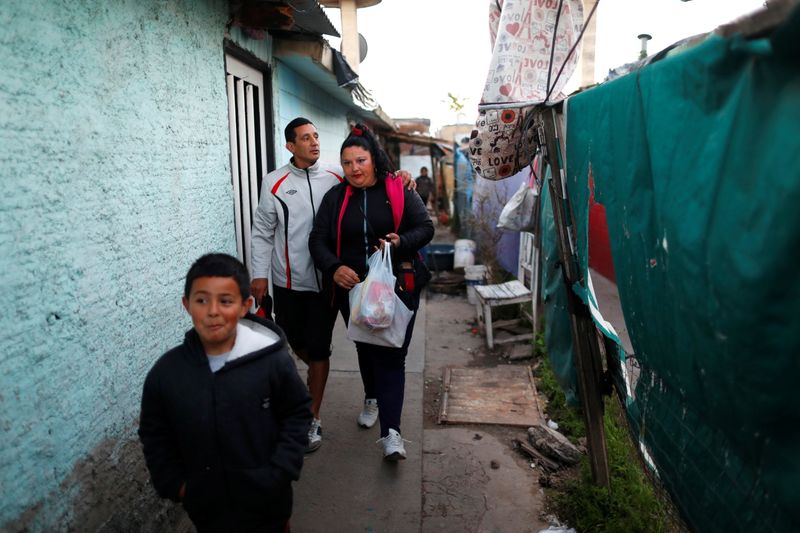 El ingreso promedio de un hogar pobre (37.803 pesos) es un 40% inferior al dinero que necesitaría para cubrir el costo de la canasta básica