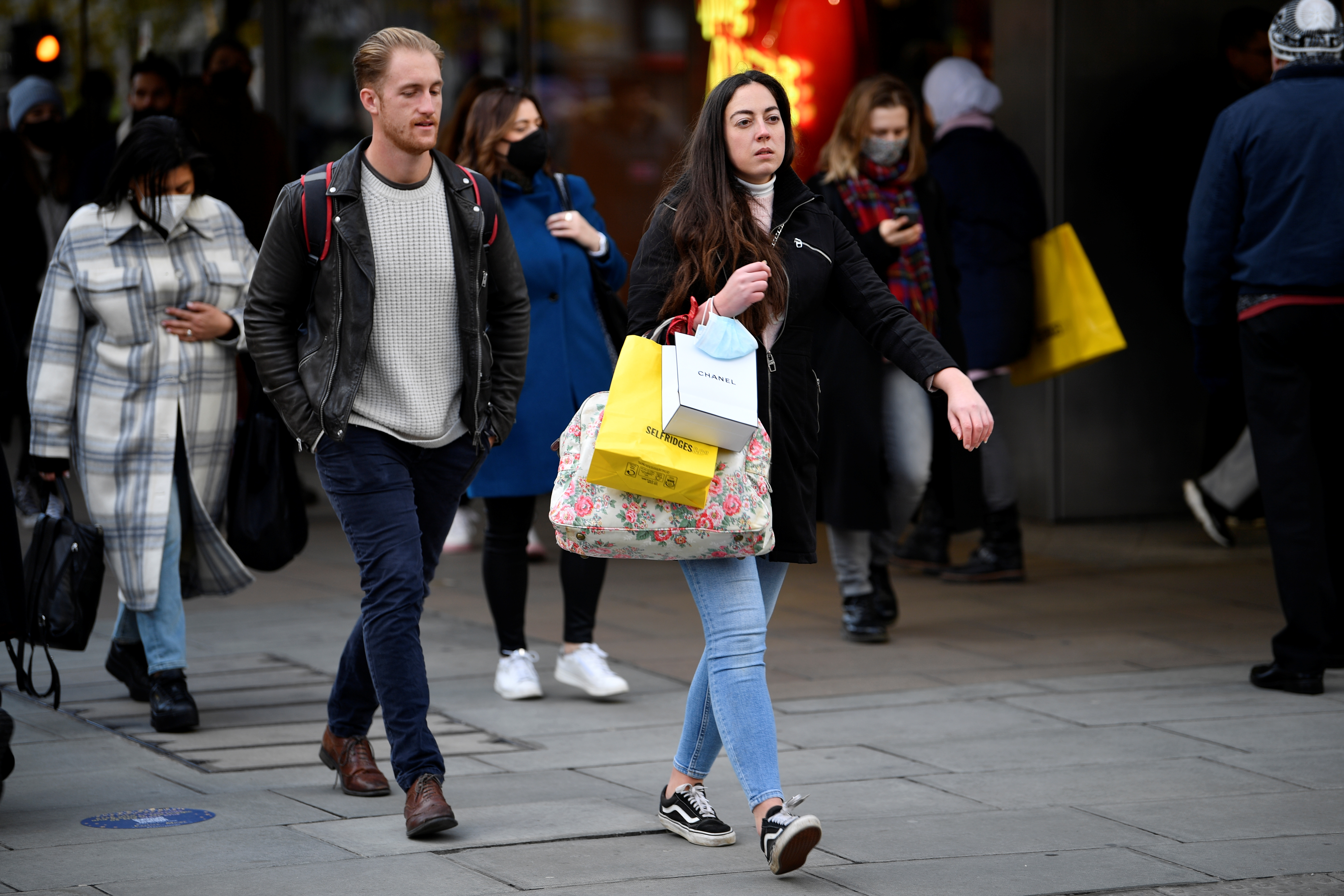 Personas caminan por Oxford Street en Londres, Gran Bretaña, el 9 de diciembre de 2021. REUTERS/Beresford Hodge