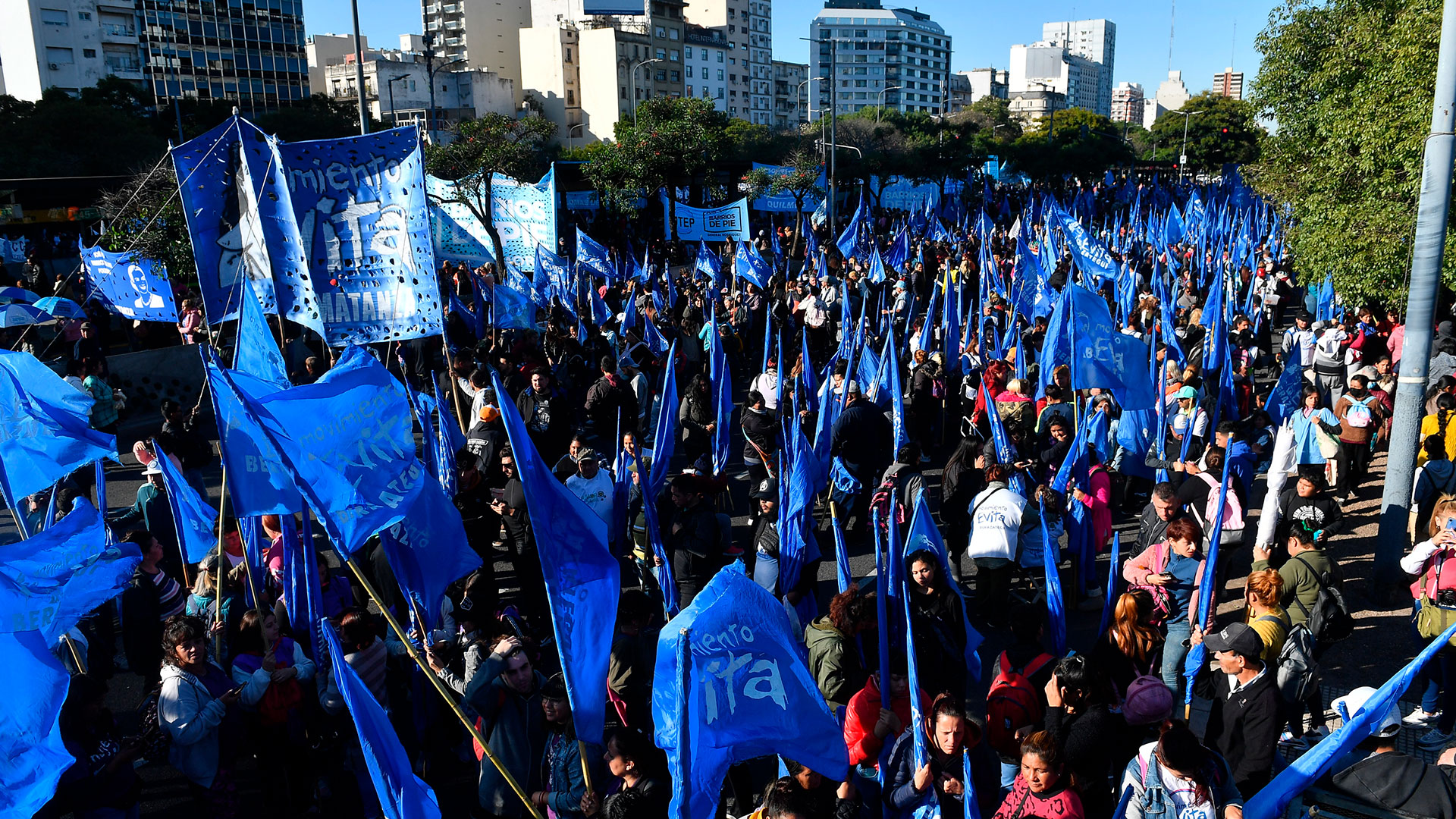 Miles de militantes piqueteros marchan por el centro porteño (Fotos: Maximiliano Luna)